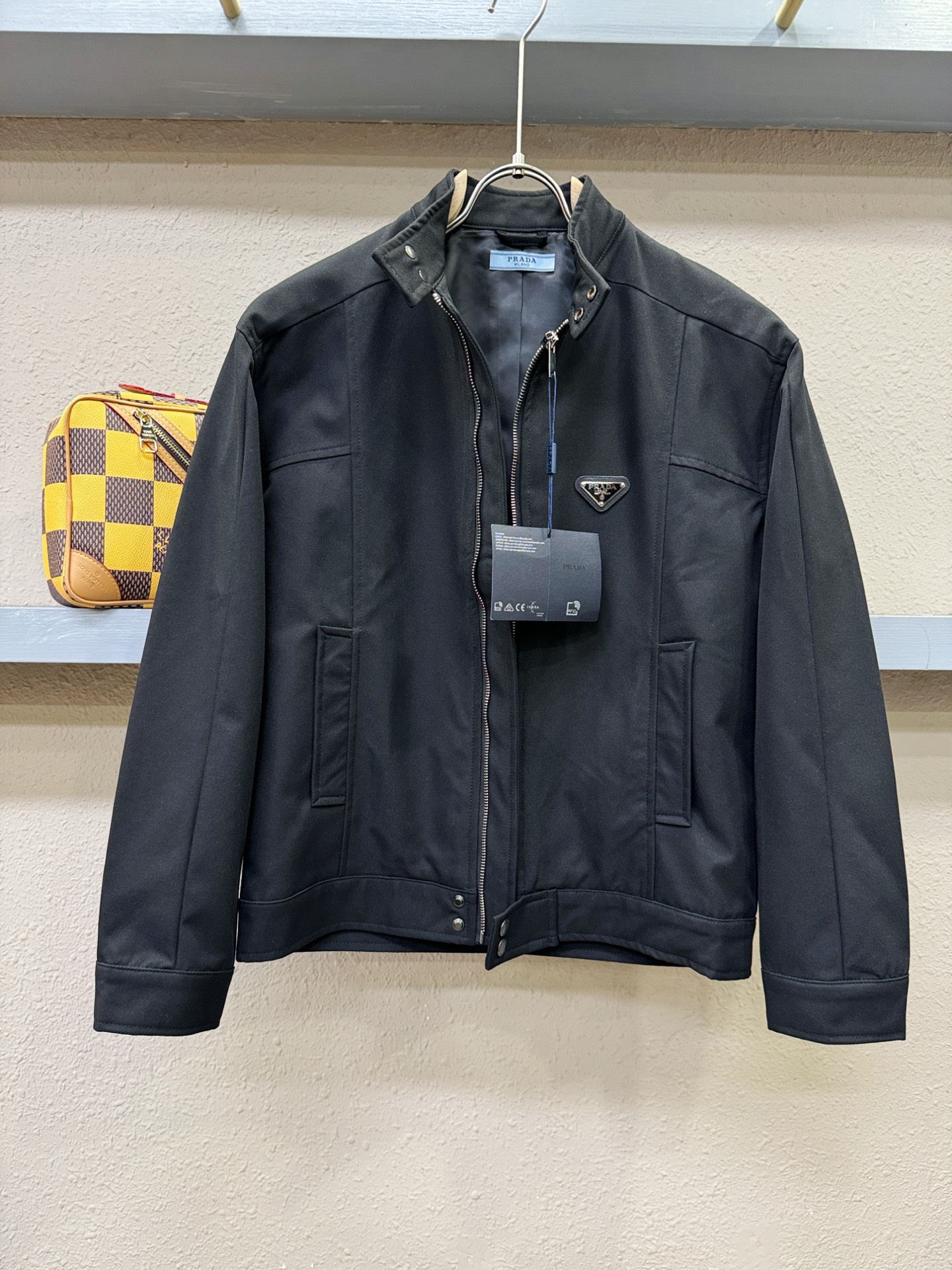 PRADA 普拉达 2025新款 夹克外套，意大利进口面料时尚夹克外套。欧洲专柜同步，上身更随意大方，专