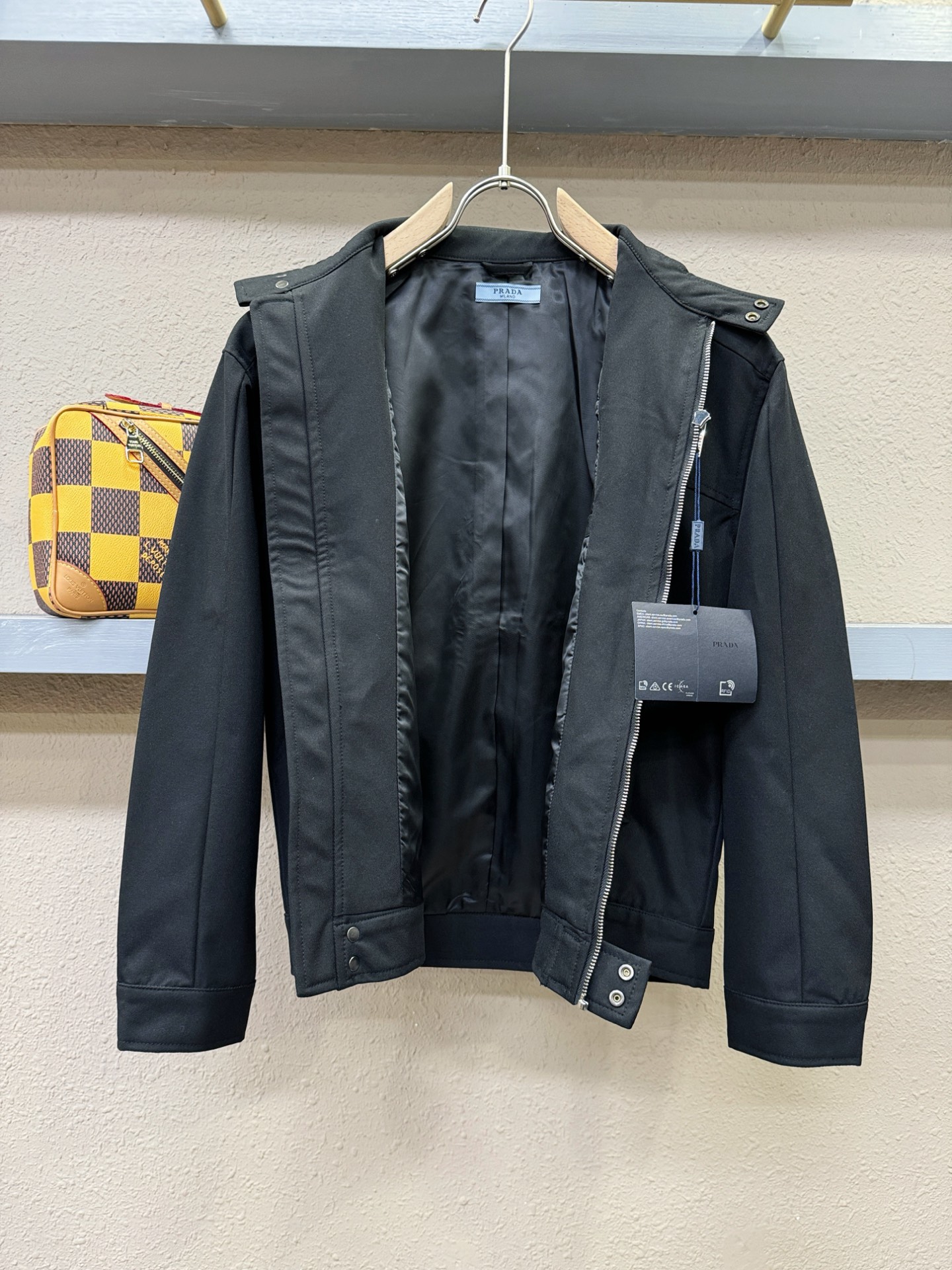 PRADA 普拉达 2025新款 夹克外套，意大利进口面料时尚夹克外套。欧洲专柜同步，上身更随意大方，专