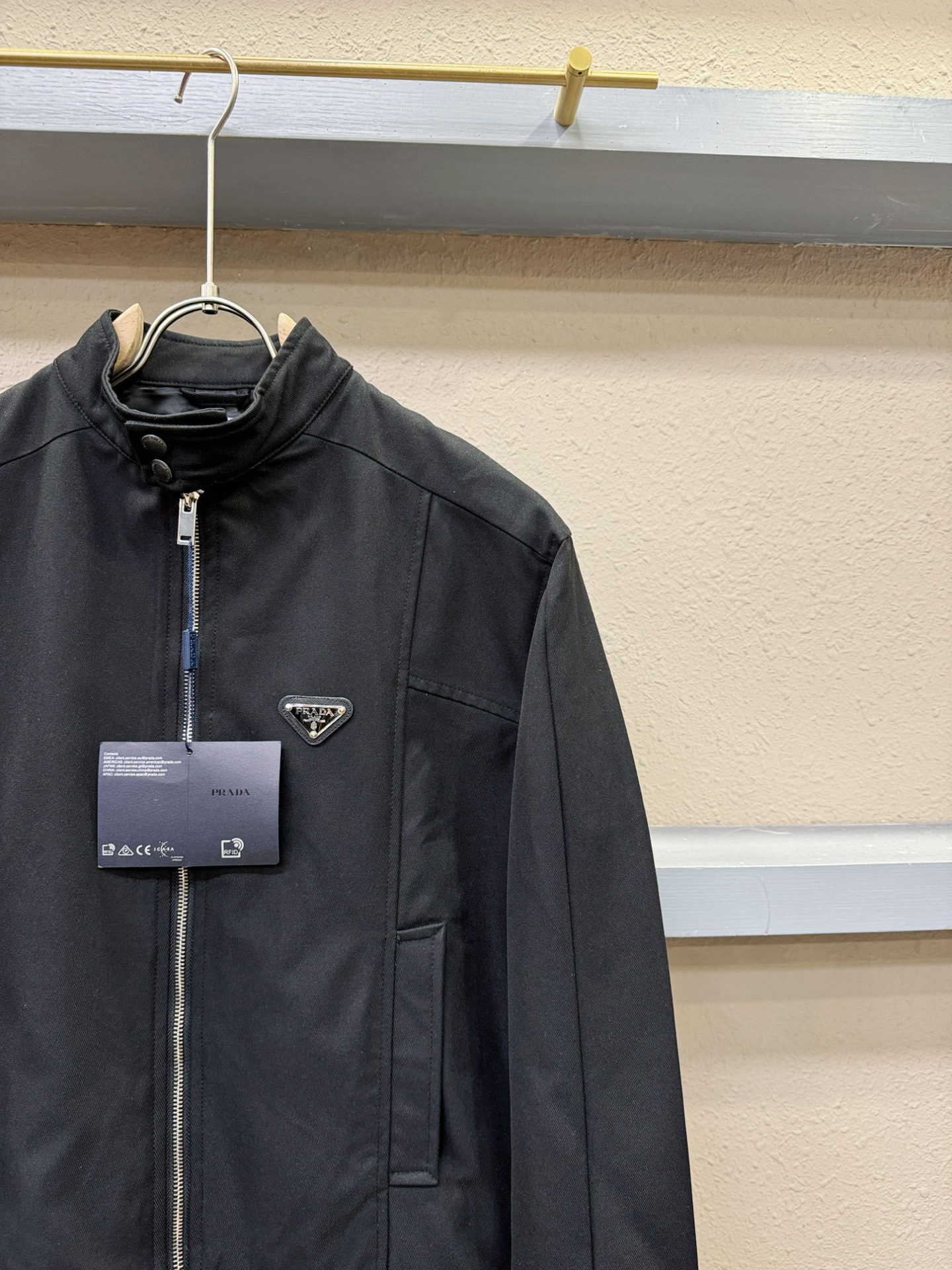 PRADA 普拉达 2025新款 夹克外套，意大利进口面料时尚夹克外套。欧洲专柜同步，上身更随意大方，专