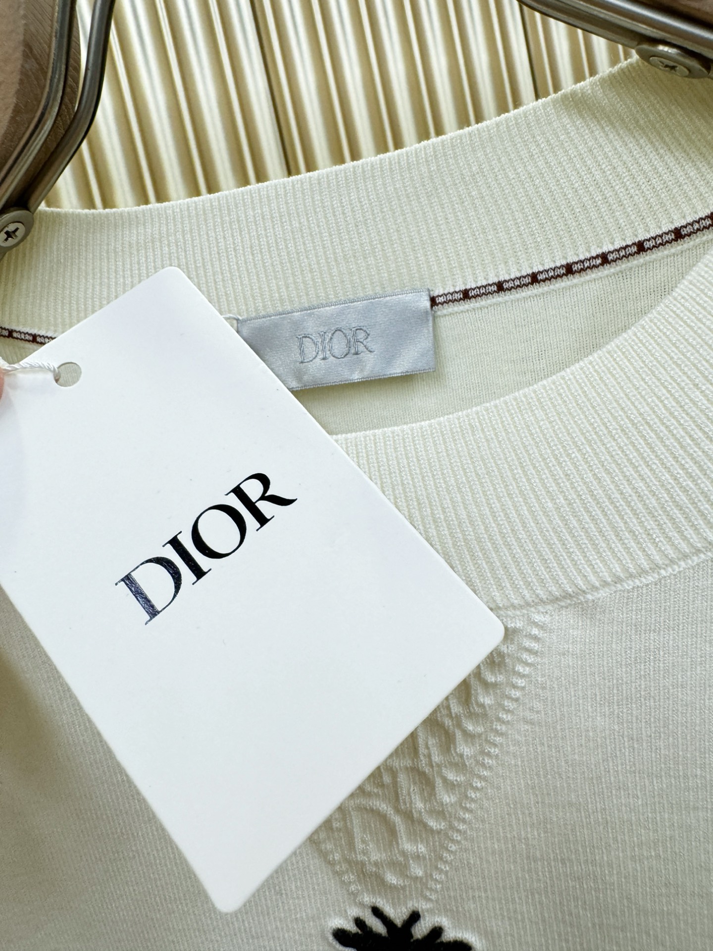 Dior迪奥2025秋冬新款毛衣，桑蚕丝+绵羊毛，顶级桑蚕丝绵羊毛面料，手感柔软。 logo图案设计，贸