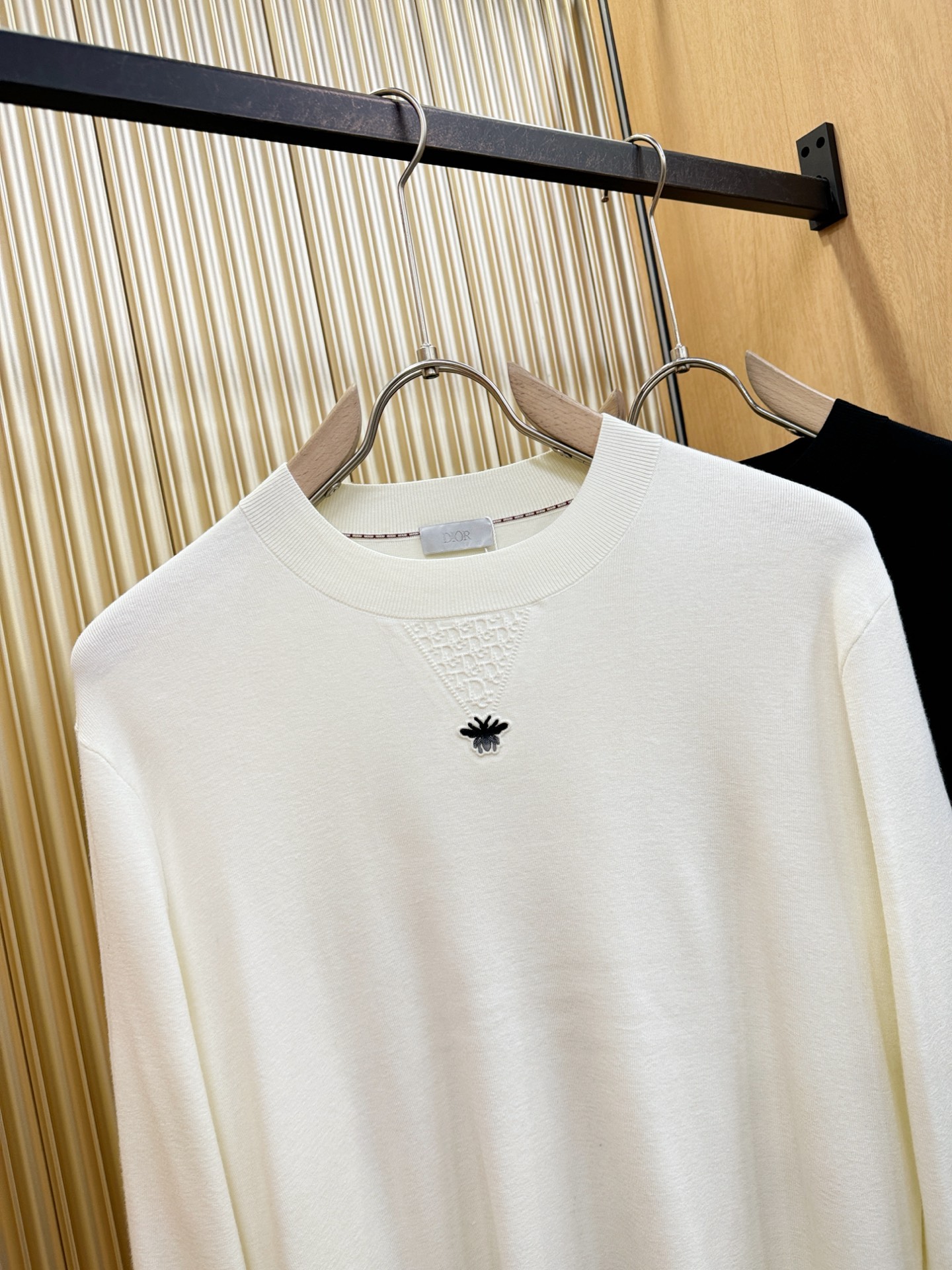 Dior迪奥2025秋冬新款毛衣，桑蚕丝+绵羊毛，顶级桑蚕丝绵羊毛面料，手感柔软。 logo图案设计，贸