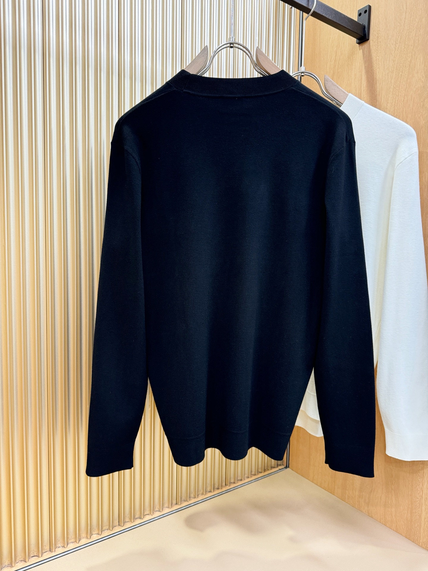 Dior迪奥2025秋冬新款毛衣，桑蚕丝+绵羊毛，顶级桑蚕丝绵羊毛面料，手感柔软。 logo图案设计，贸