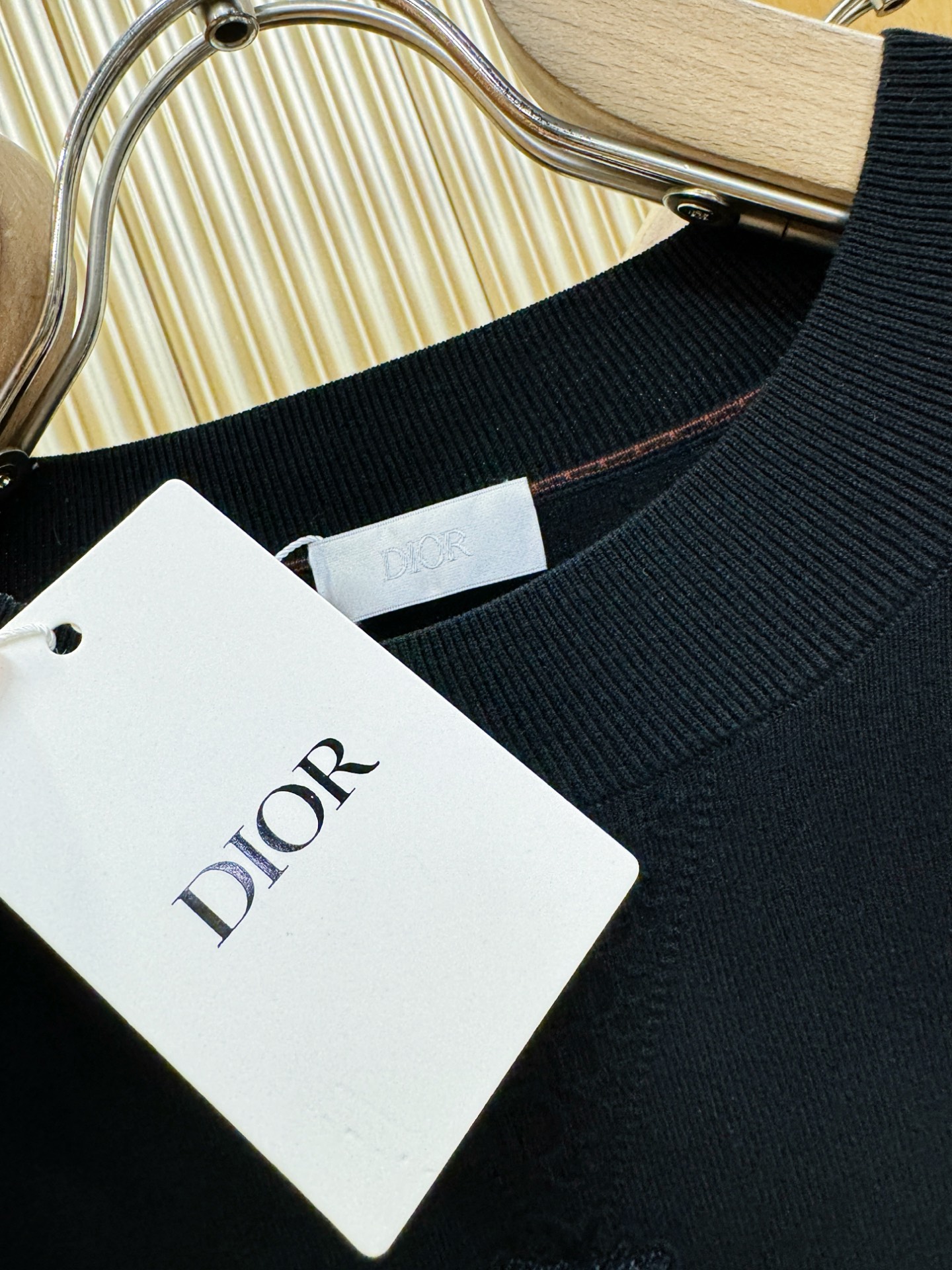 Dior迪奥2025秋冬新款毛衣，桑蚕丝+绵羊毛，顶级桑蚕丝绵羊毛面料，手感柔软。 logo图案设计，贸