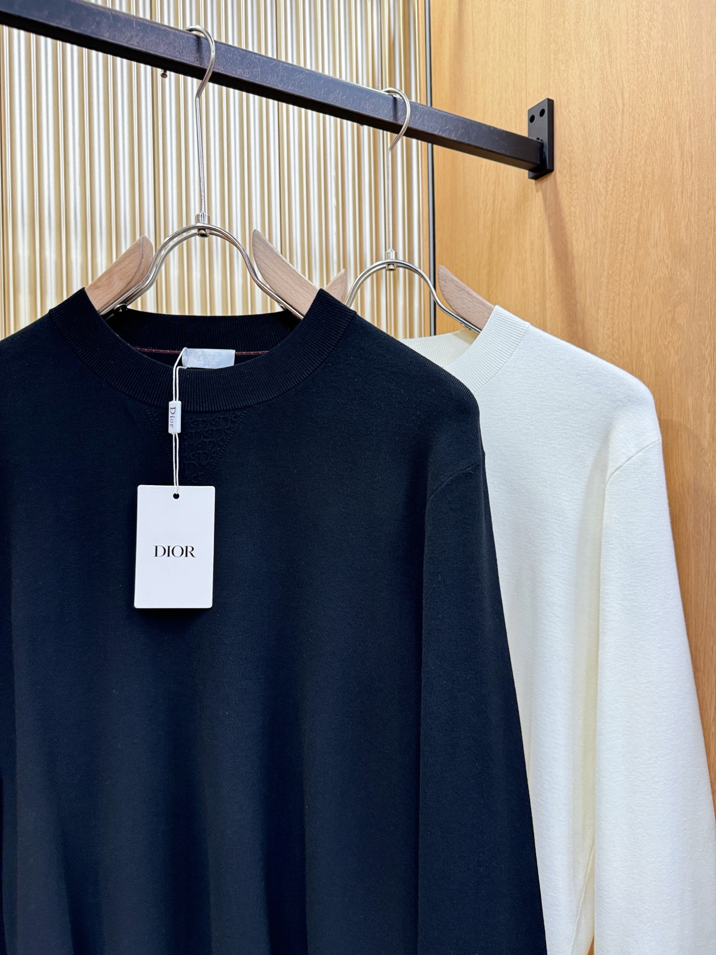 Dior迪奥2025秋冬新款毛衣，桑蚕丝+绵羊毛，顶级桑蚕丝绵羊毛面料，手感柔软。 logo图案设计，贸