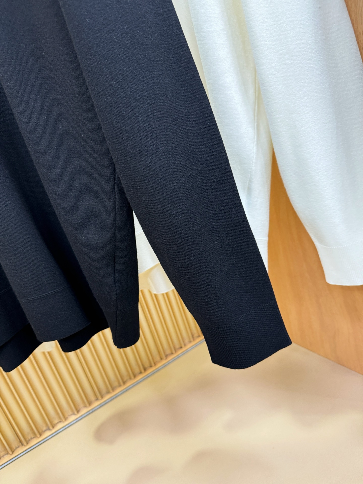 Dior迪奥2025秋冬新款毛衣，桑蚕丝+绵羊毛，顶级桑蚕丝绵羊毛面料，手感柔软。 logo图案设计，贸