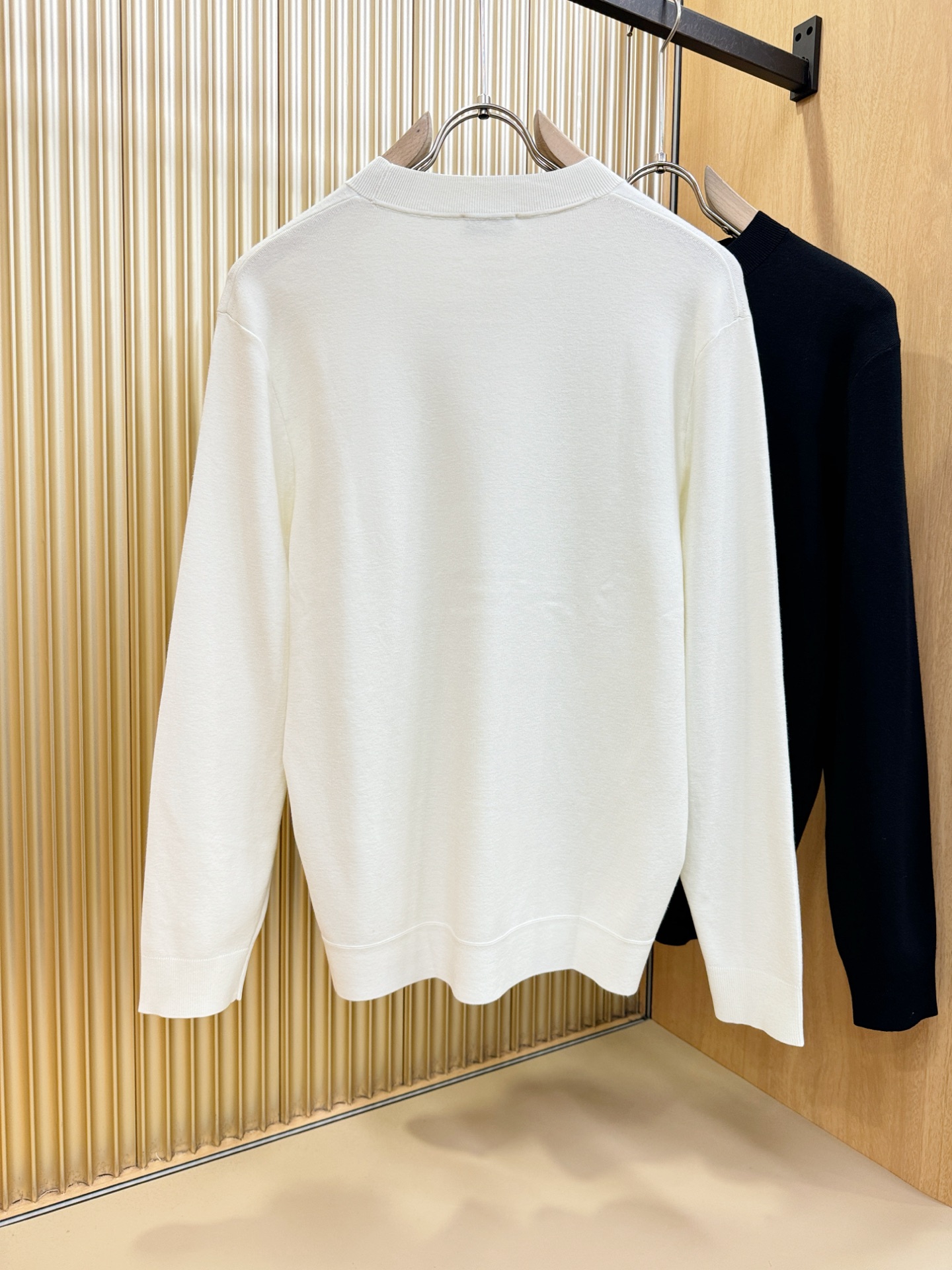 Dior迪奥2025秋冬新款毛衣，桑蚕丝+绵羊毛，顶级桑蚕丝绵羊毛面料，手感柔软。 logo图案设计，贸