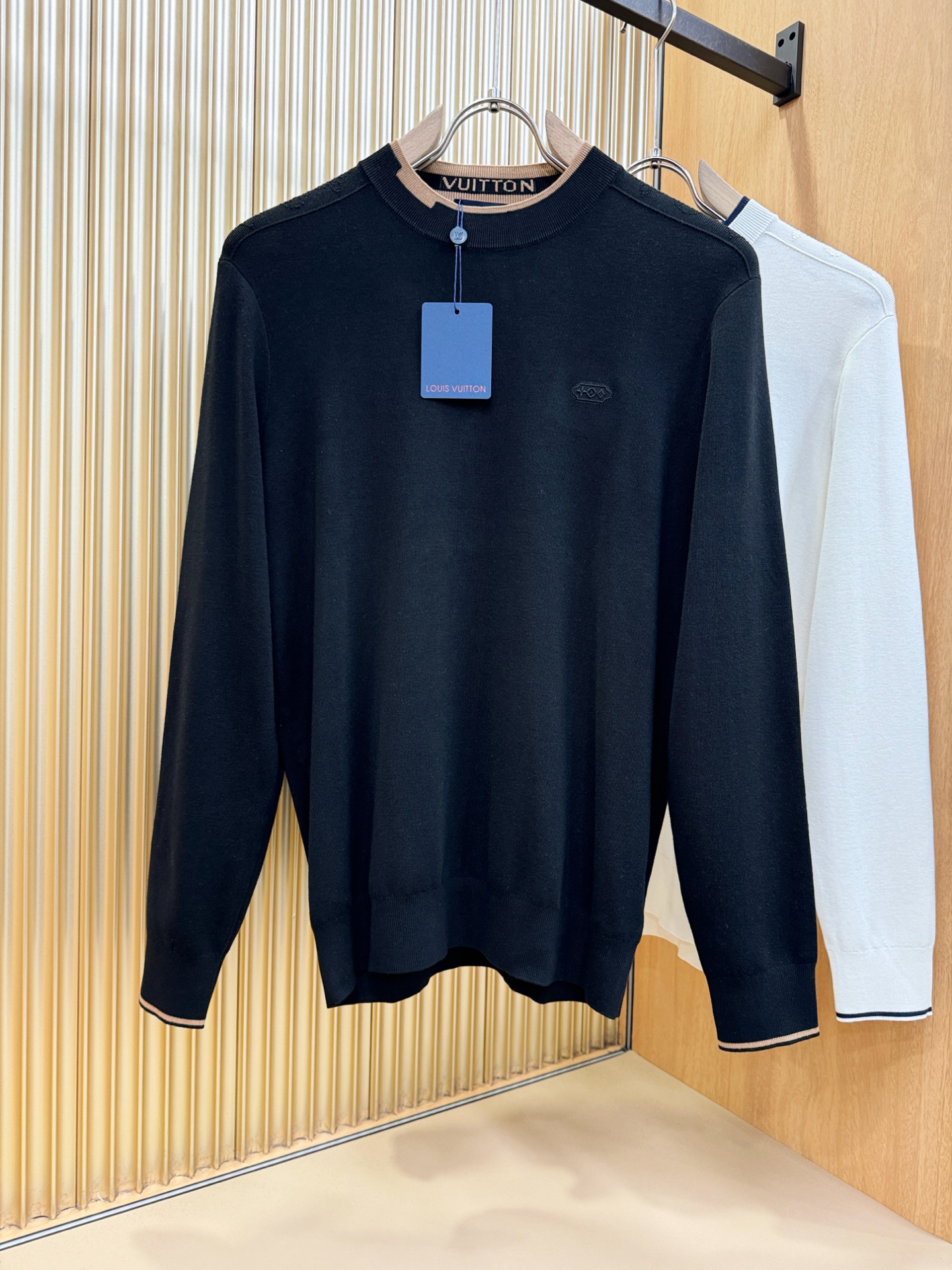 LV路易威登2025秋冬新款毛衣，桑蚕丝+绵羊毛，顶级桑蚕丝绵羊毛面料，手感柔软。 logo图案设计，贸