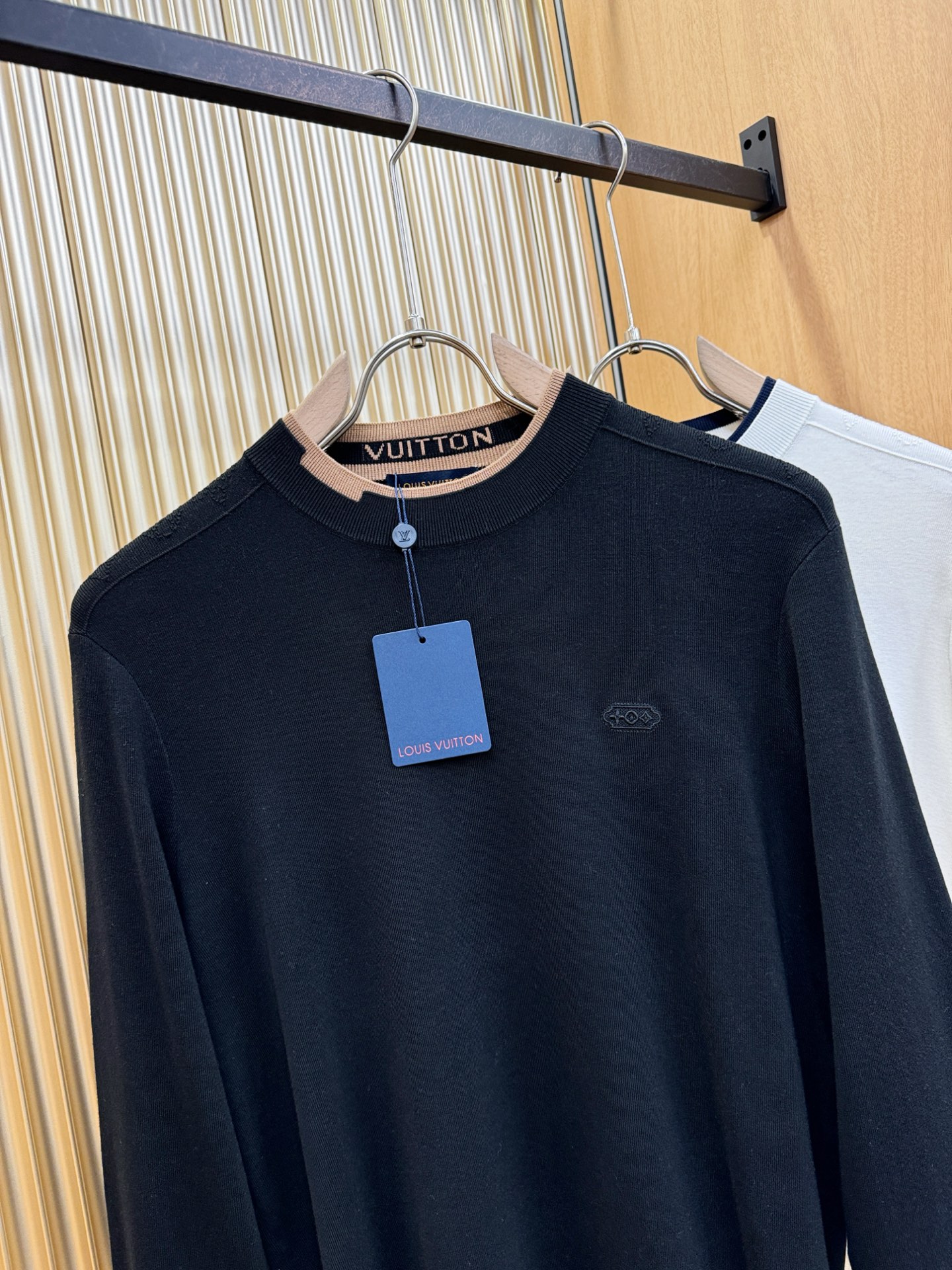 LV路易威登2025秋冬新款毛衣，桑蚕丝+绵羊毛，顶级桑蚕丝绵羊毛面料，手感柔软。 logo图案设计，贸