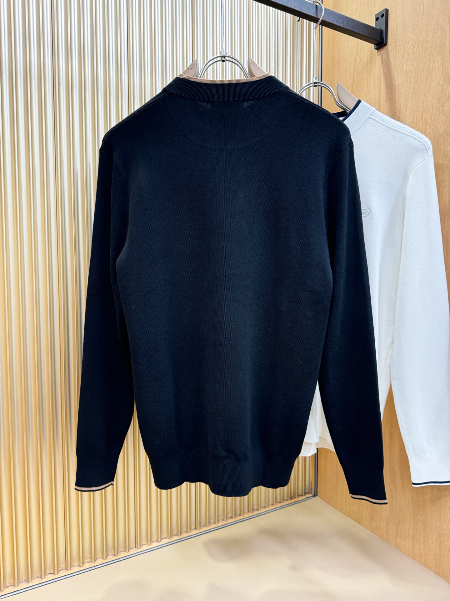 LV路易威登2025秋冬新款毛衣，桑蚕丝+绵羊毛，顶级桑蚕丝绵羊毛面料，手感柔软。 logo图案设计，贸