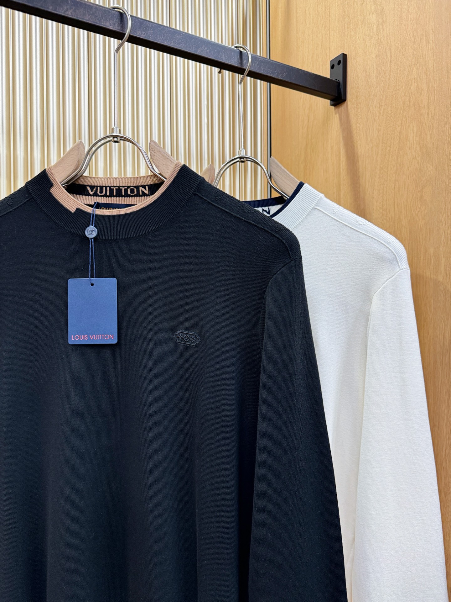 LV路易威登2025秋冬新款毛衣，桑蚕丝+绵羊毛，顶级桑蚕丝绵羊毛面料，手感柔软。 logo图案设计，贸