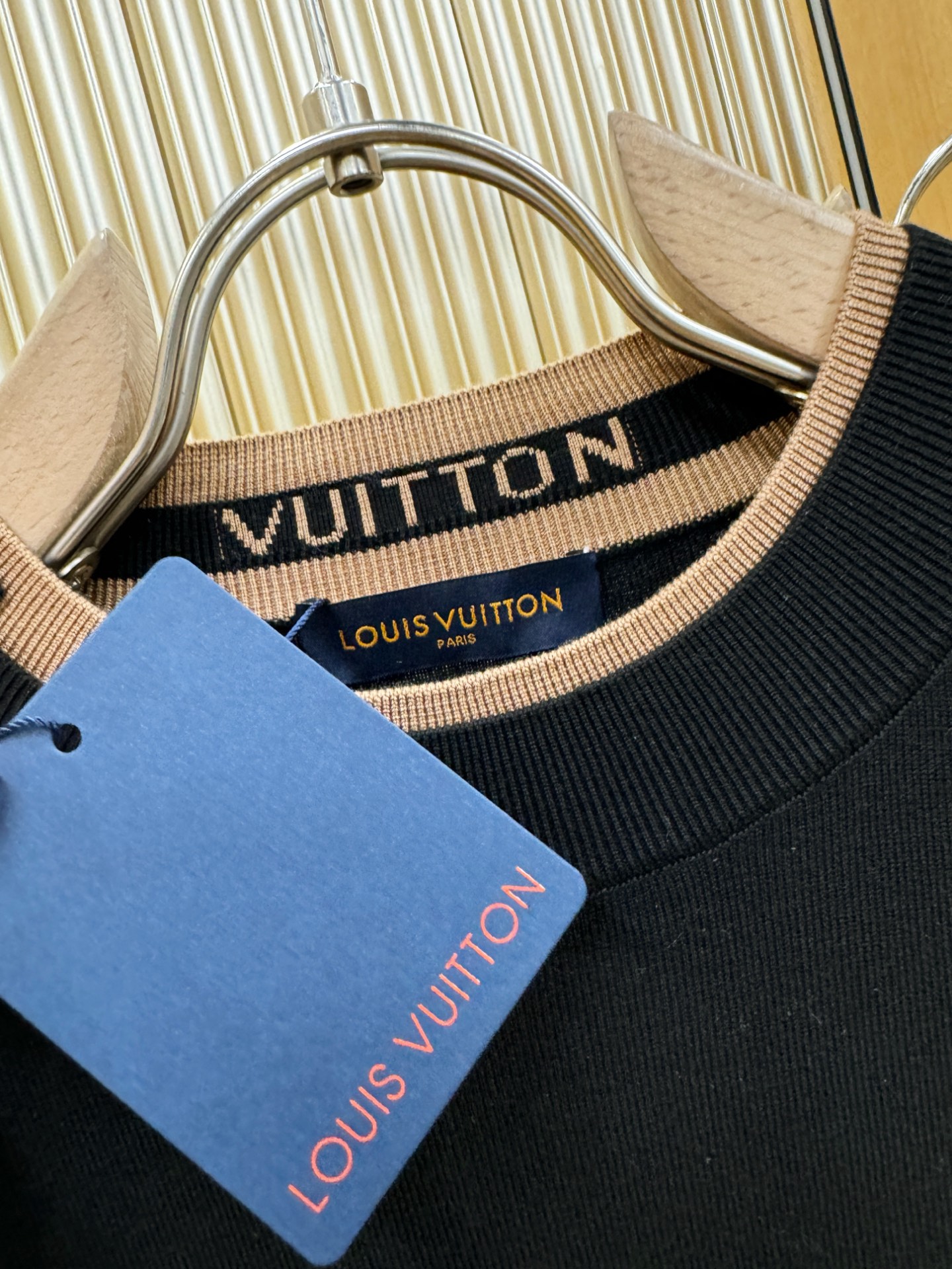 LV路易威登2025秋冬新款毛衣，桑蚕丝+绵羊毛，顶级桑蚕丝绵羊毛面料，手感柔软。 logo图案设计，贸