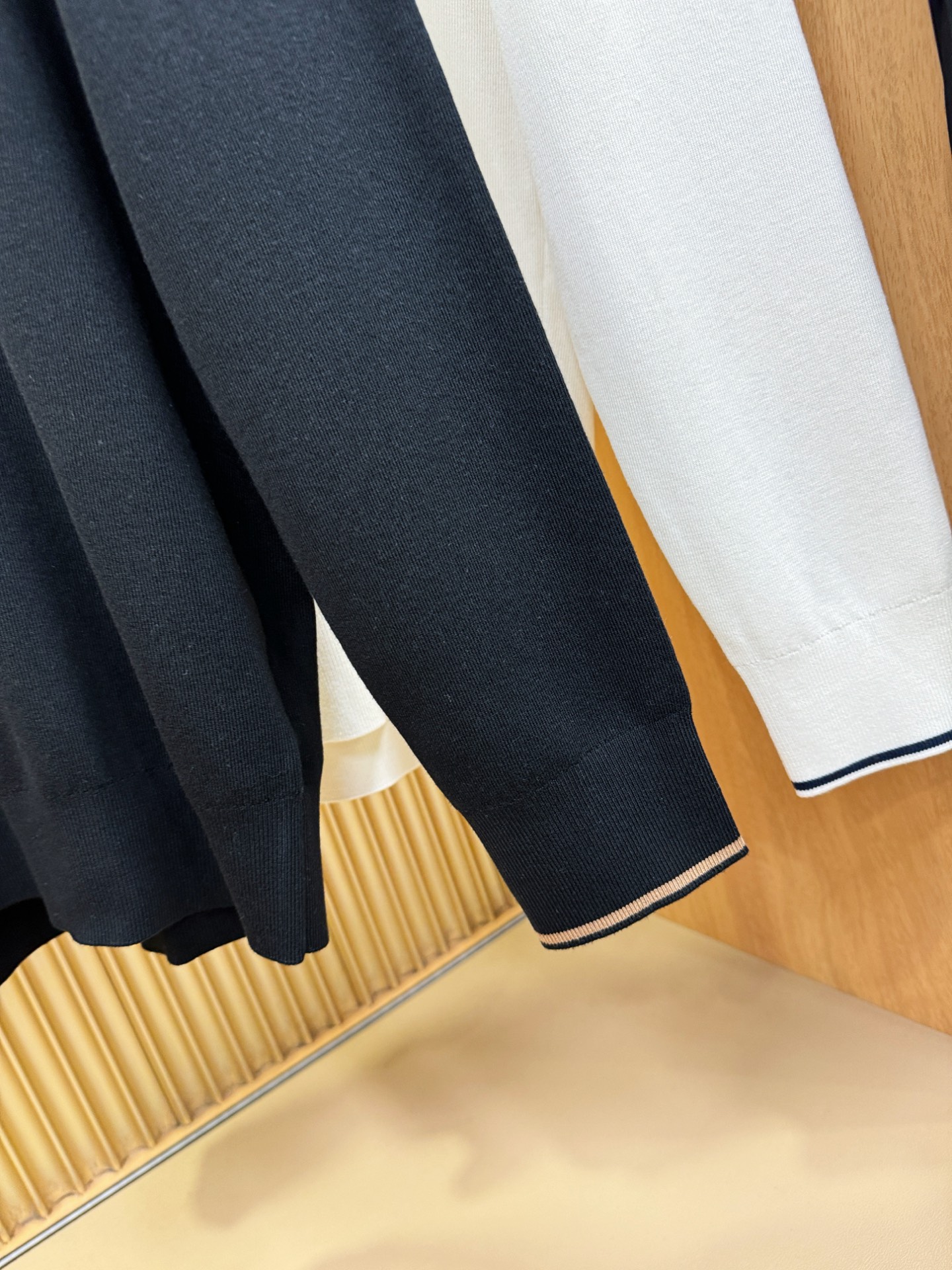 LV路易威登2025秋冬新款毛衣，桑蚕丝+绵羊毛，顶级桑蚕丝绵羊毛面料，手感柔软。 logo图案设计，贸