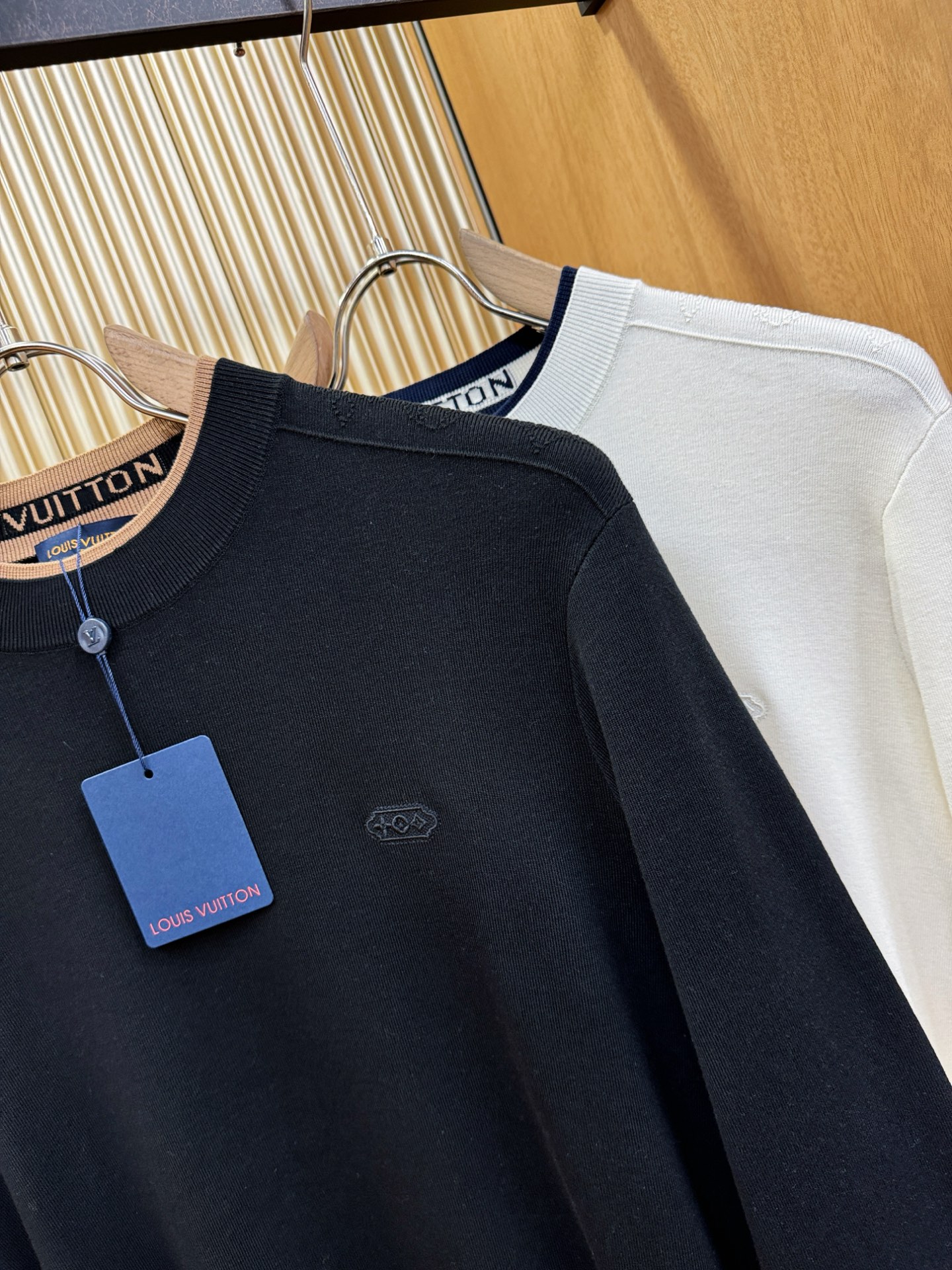 LV路易威登2025秋冬新款毛衣，桑蚕丝+绵羊毛，顶级桑蚕丝绵羊毛面料，手感柔软。 logo图案设计，贸