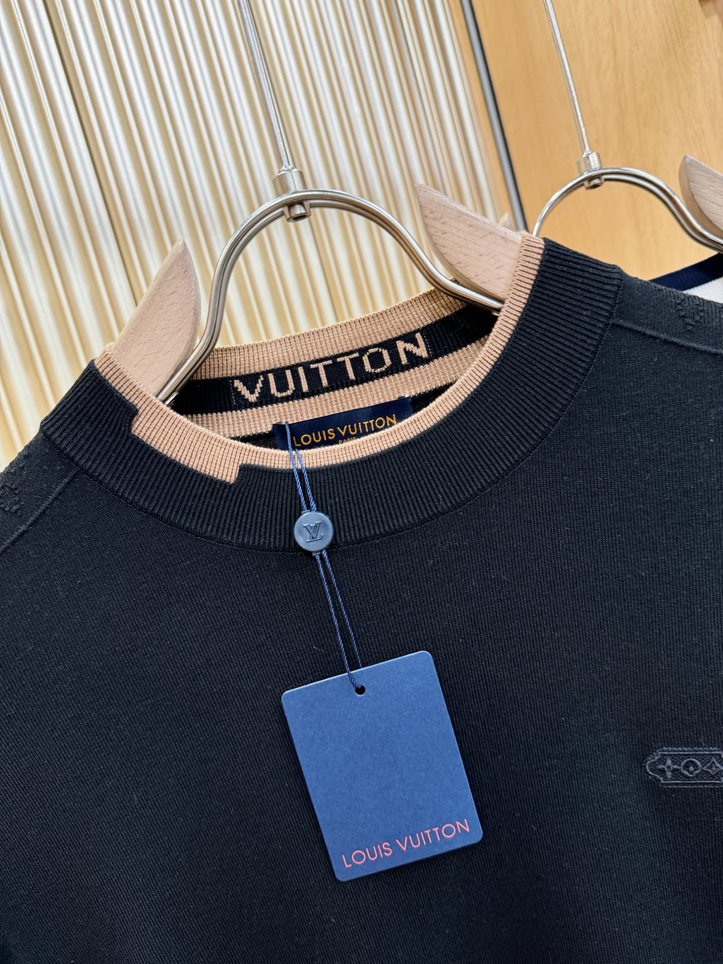 LV路易威登2025秋冬新款毛衣，桑蚕丝+绵羊毛，顶级桑蚕丝绵羊毛面料，手感柔软。 logo图案设计，贸