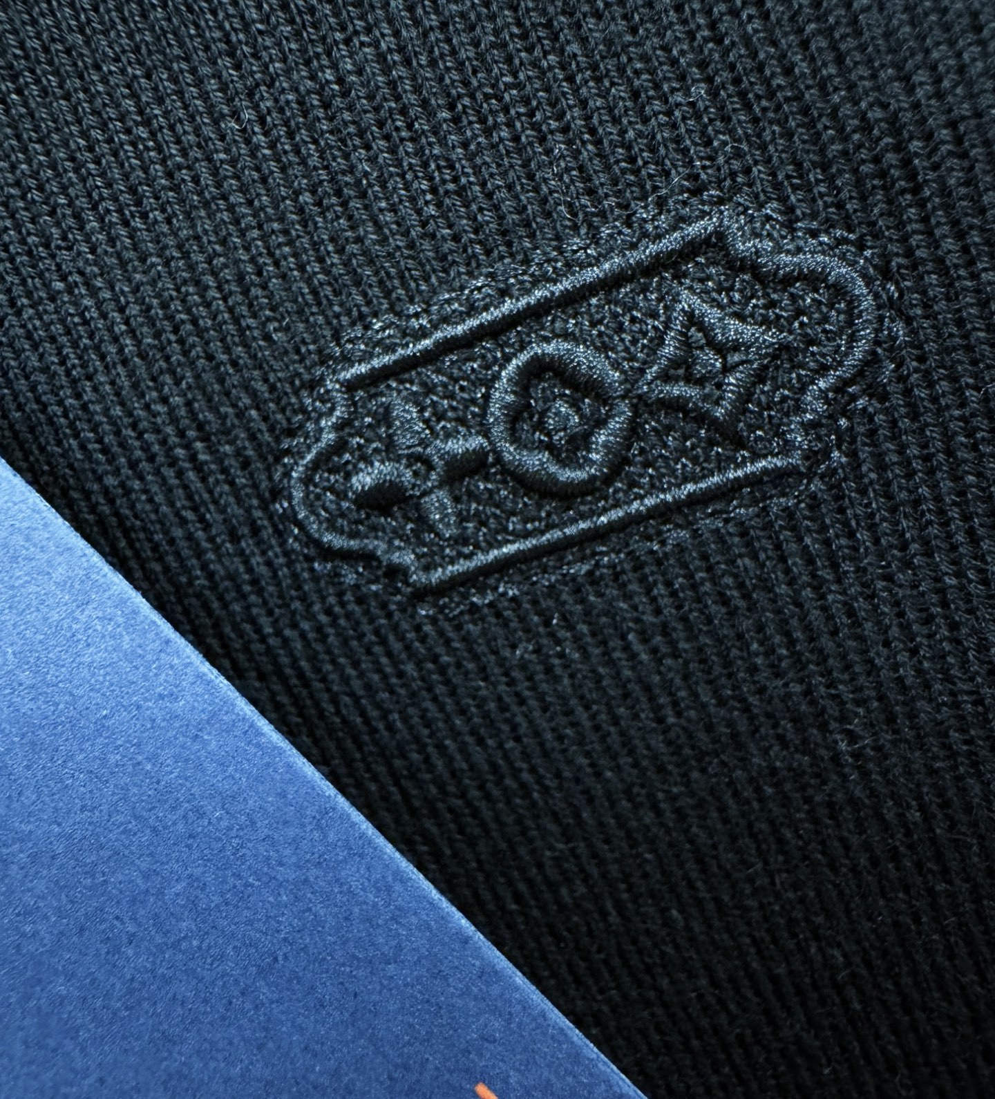 LV路易威登2025秋冬新款毛衣，桑蚕丝+绵羊毛，顶级桑蚕丝绵羊毛面料，手感柔软。 logo图案设计，贸