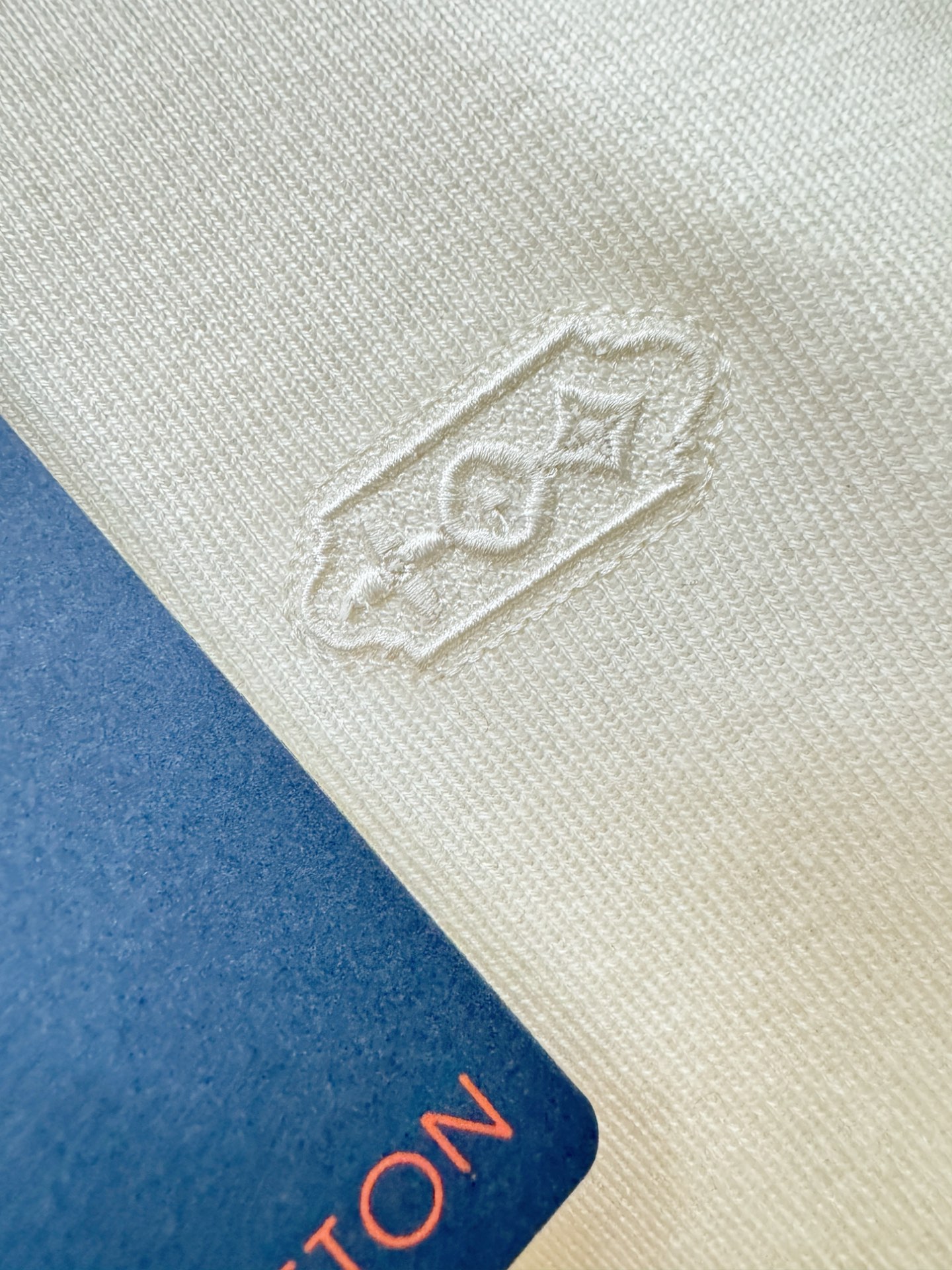 LV路易威登2025秋冬新款毛衣，桑蚕丝+绵羊毛，顶级桑蚕丝绵羊毛面料，手感柔软。 logo图案设计，贸