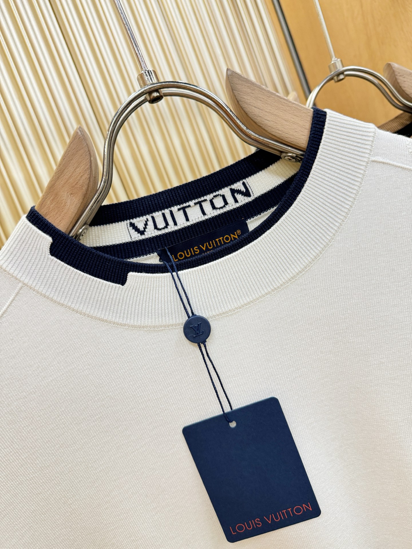 LV路易威登2025秋冬新款毛衣，桑蚕丝+绵羊毛，顶级桑蚕丝绵羊毛面料，手感柔软。 logo图案设计，贸