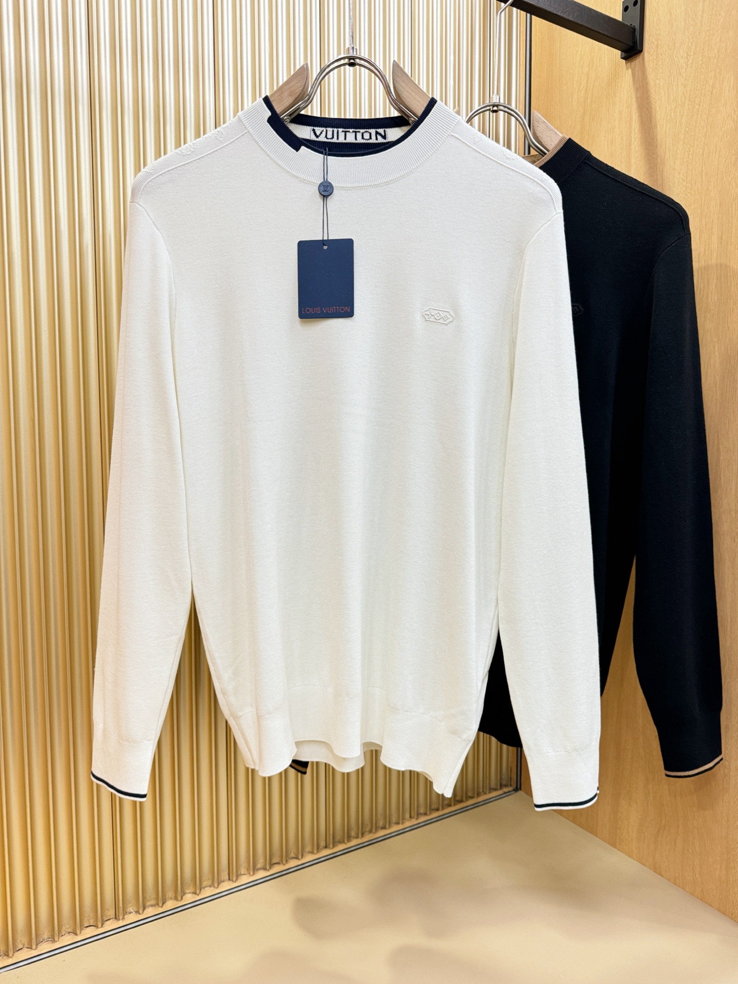 LV路易威登2025秋冬新款毛衣，桑蚕丝+绵羊毛，顶级桑蚕丝绵羊毛面料，手感柔软。 logo图案设计，贸