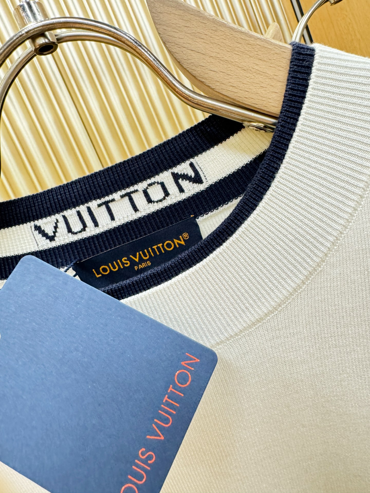 LV路易威登2025秋冬新款毛衣，桑蚕丝+绵羊毛，顶级桑蚕丝绵羊毛面料，手感柔软。 logo图案设计，贸