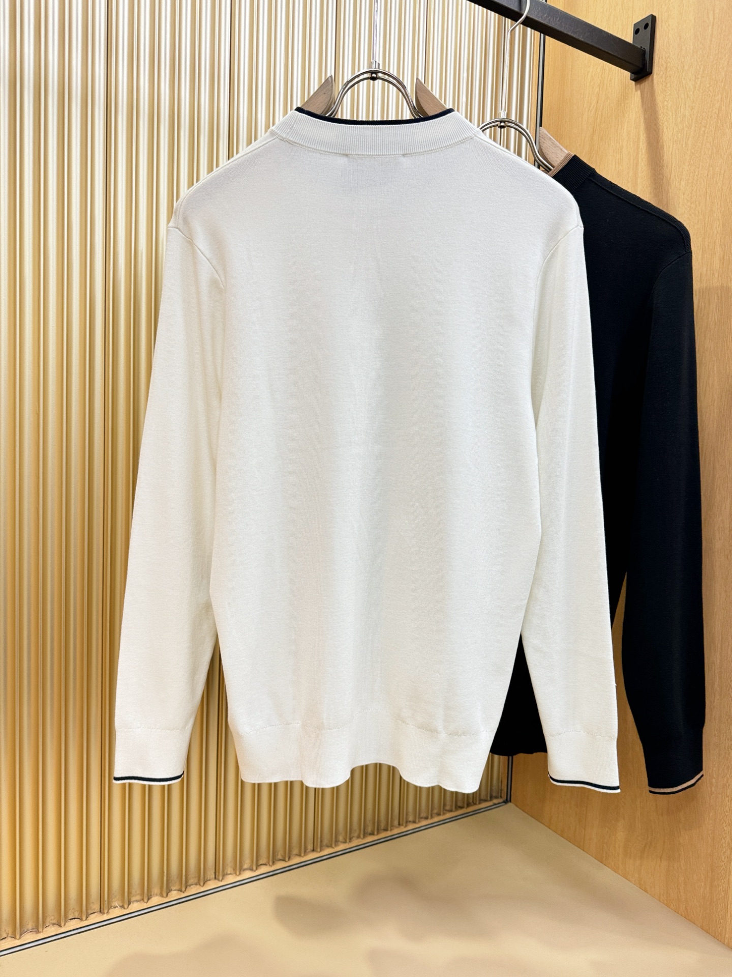 LV路易威登2025秋冬新款毛衣，桑蚕丝+绵羊毛，顶级桑蚕丝绵羊毛面料，手感柔软。 logo图案设计，贸