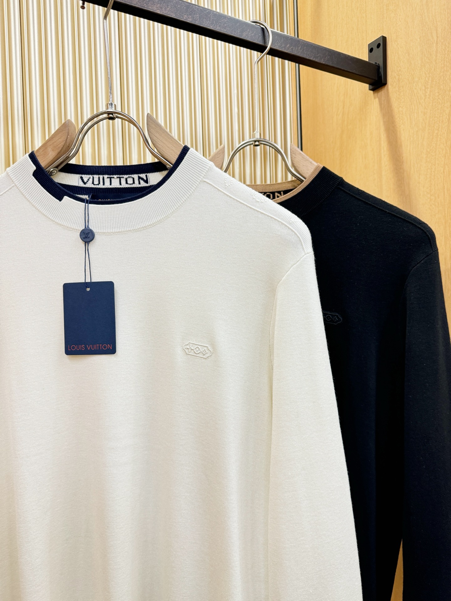 LV路易威登2025秋冬新款毛衣，桑蚕丝+绵羊毛，顶级桑蚕丝绵羊毛面料，手感柔软。 logo图案设计，贸