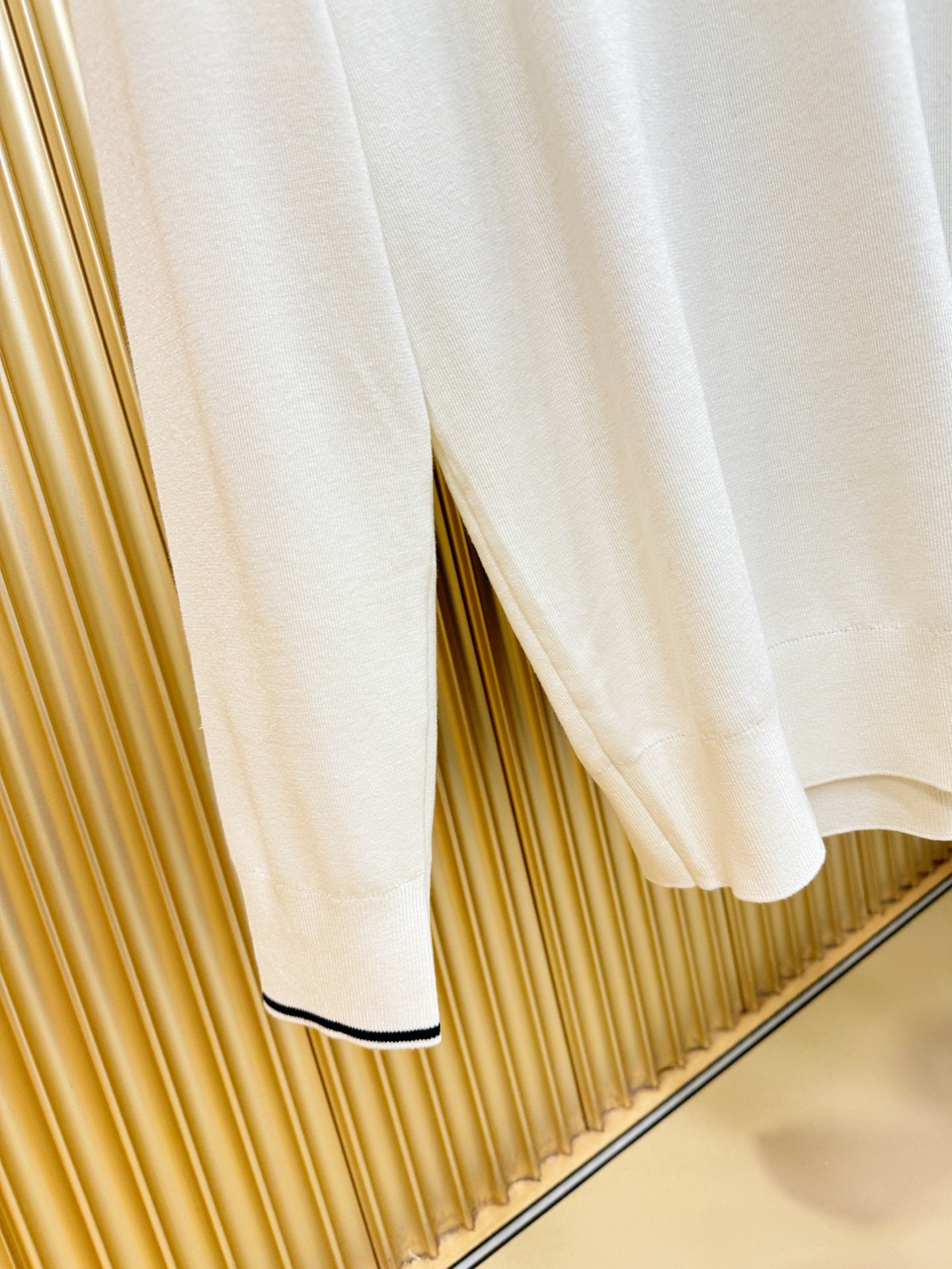 LV路易威登2025秋冬新款毛衣，桑蚕丝+绵羊毛，顶级桑蚕丝绵羊毛面料，手感柔软。 logo图案设计，贸