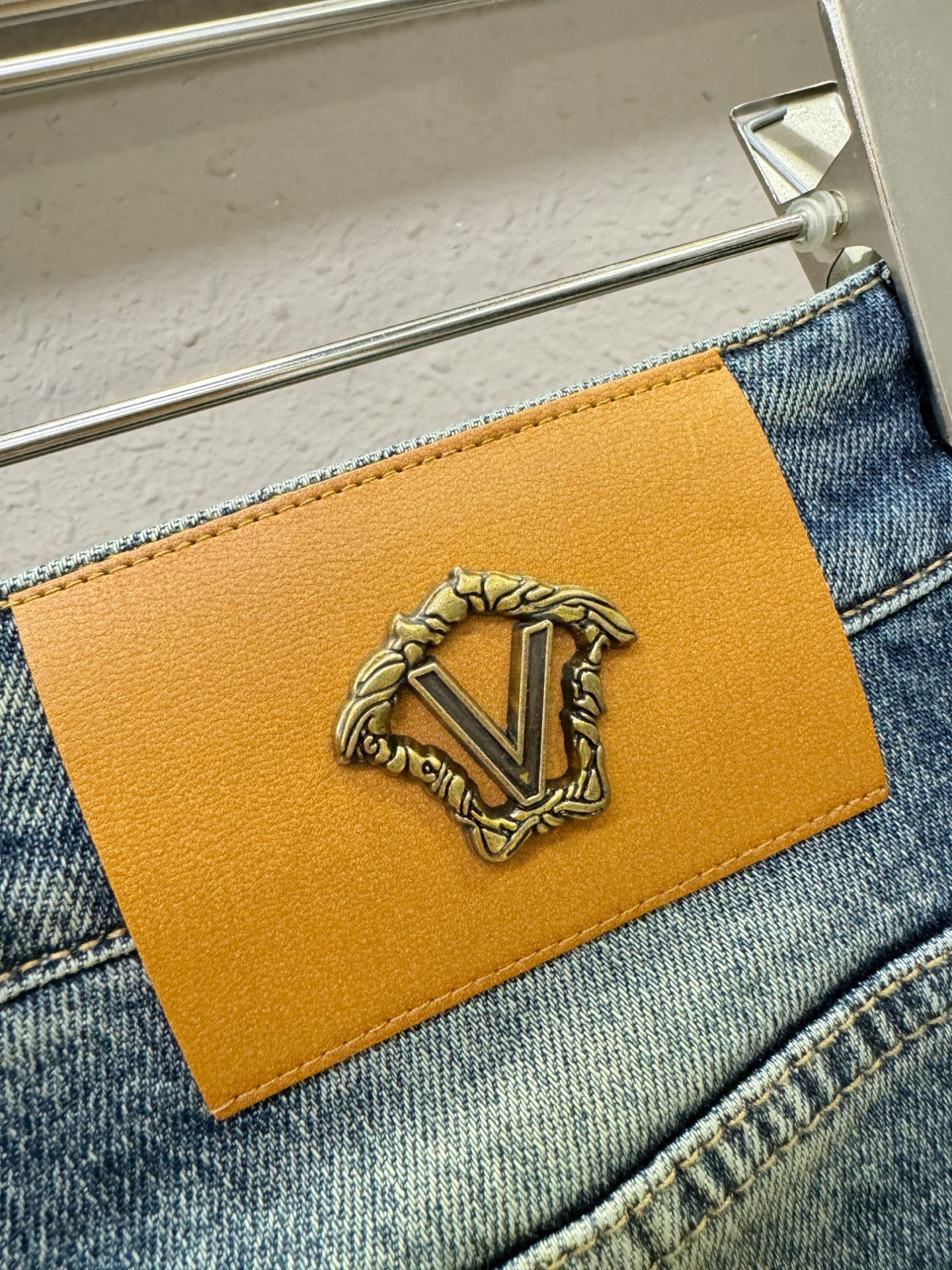 Versace 范思哲 2025专柜新品，原版牛仔裤 原版重工打造，品牌经典LOGO设计，三标齐全！原版