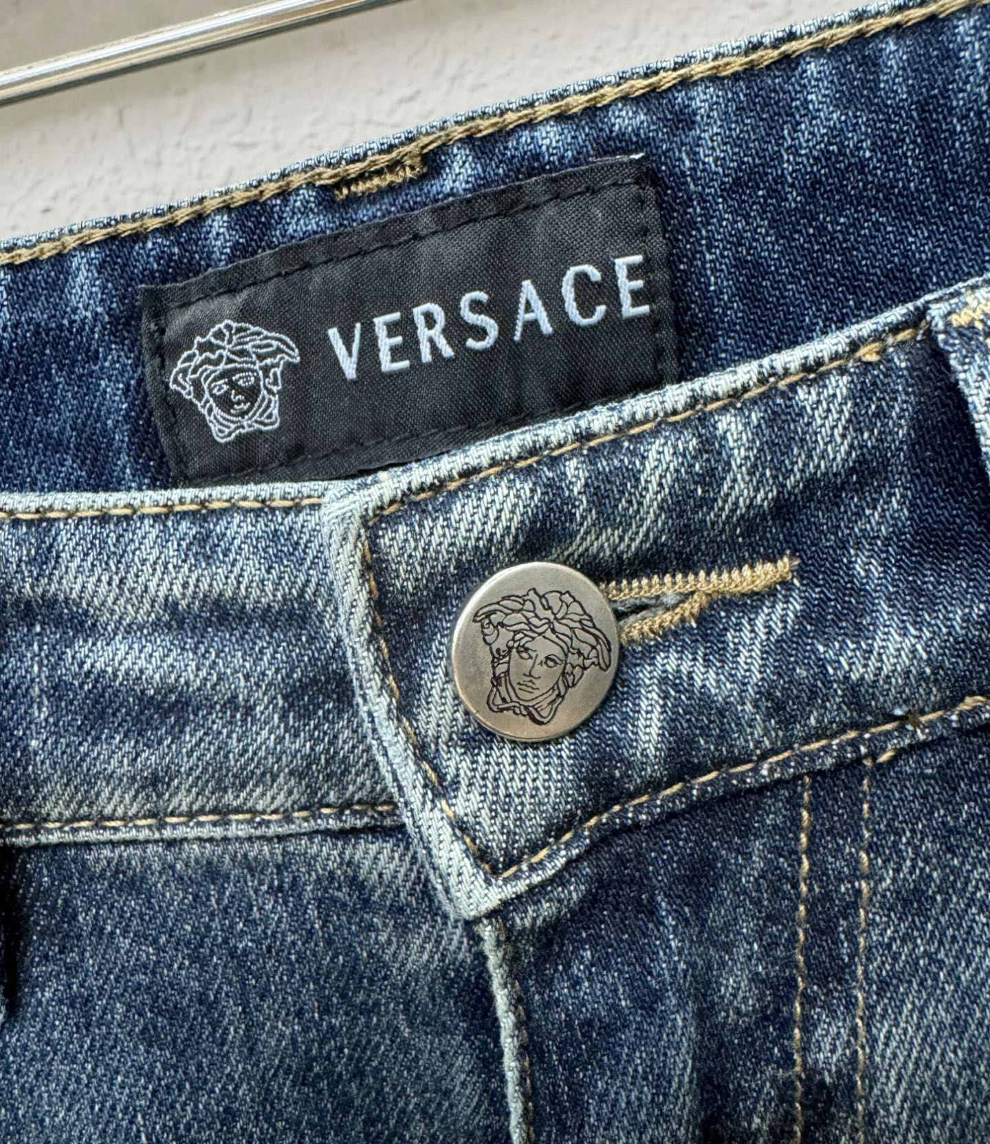 Versace 范思哲 2025专柜新品，原版牛仔裤 原版重工打造，品牌经典LOGO设计，三标齐全！原版