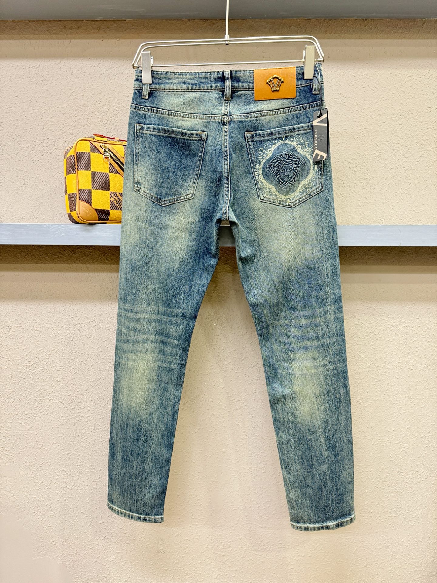 Versace 范思哲 2025专柜新品，原版牛仔裤 原版重工打造，品牌经典LOGO设计，三标齐全！原版