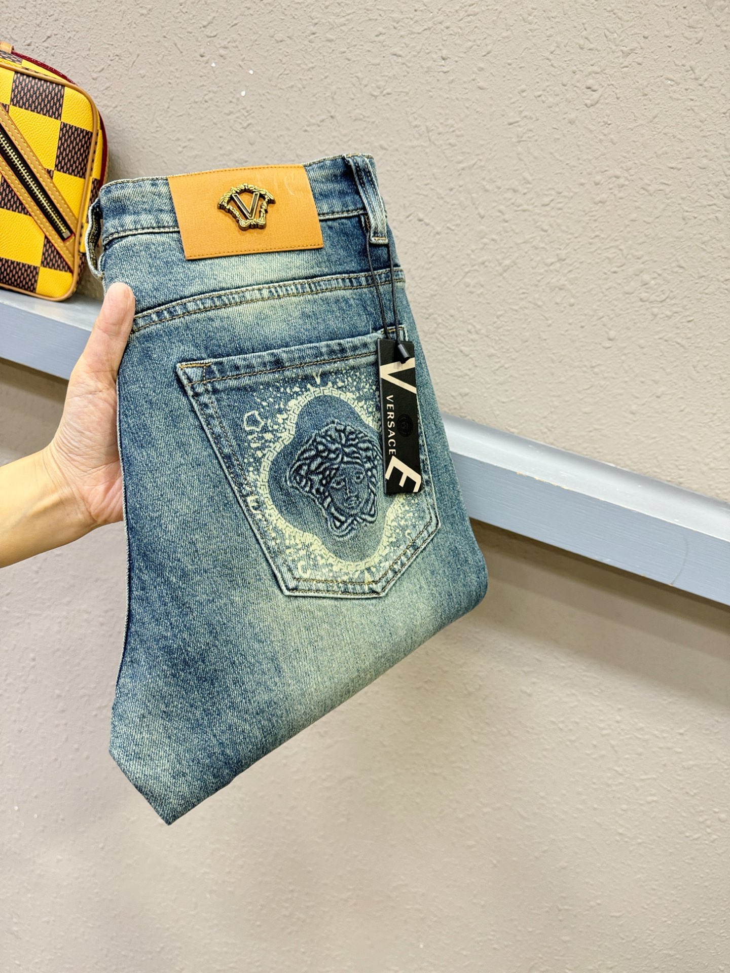 Versace 范思哲 2025专柜新品，原版牛仔裤 原版重工打造，品牌经典LOGO设计，三标齐全！原版