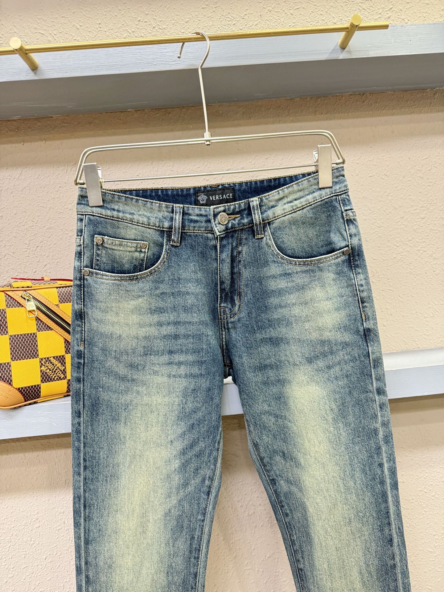 Versace 范思哲 2025专柜新品，原版牛仔裤 原版重工打造，品牌经典LOGO设计，三标齐全！原版