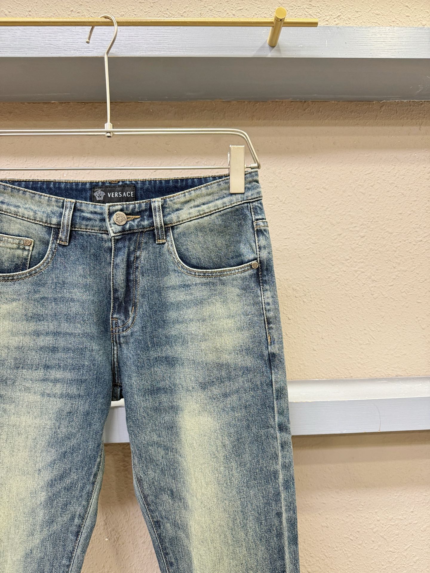 Versace 范思哲 2025专柜新品，原版牛仔裤 原版重工打造，品牌经典LOGO设计，三标齐全！原版