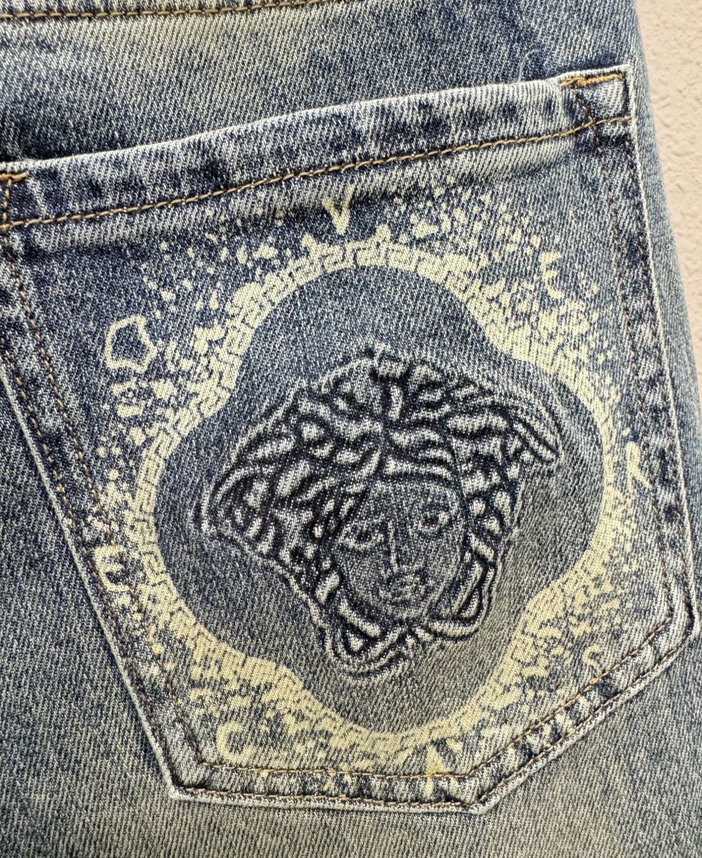 Versace 范思哲 2025专柜新品，原版牛仔裤 原版重工打造，品牌经典LOGO设计，三标齐全！原版