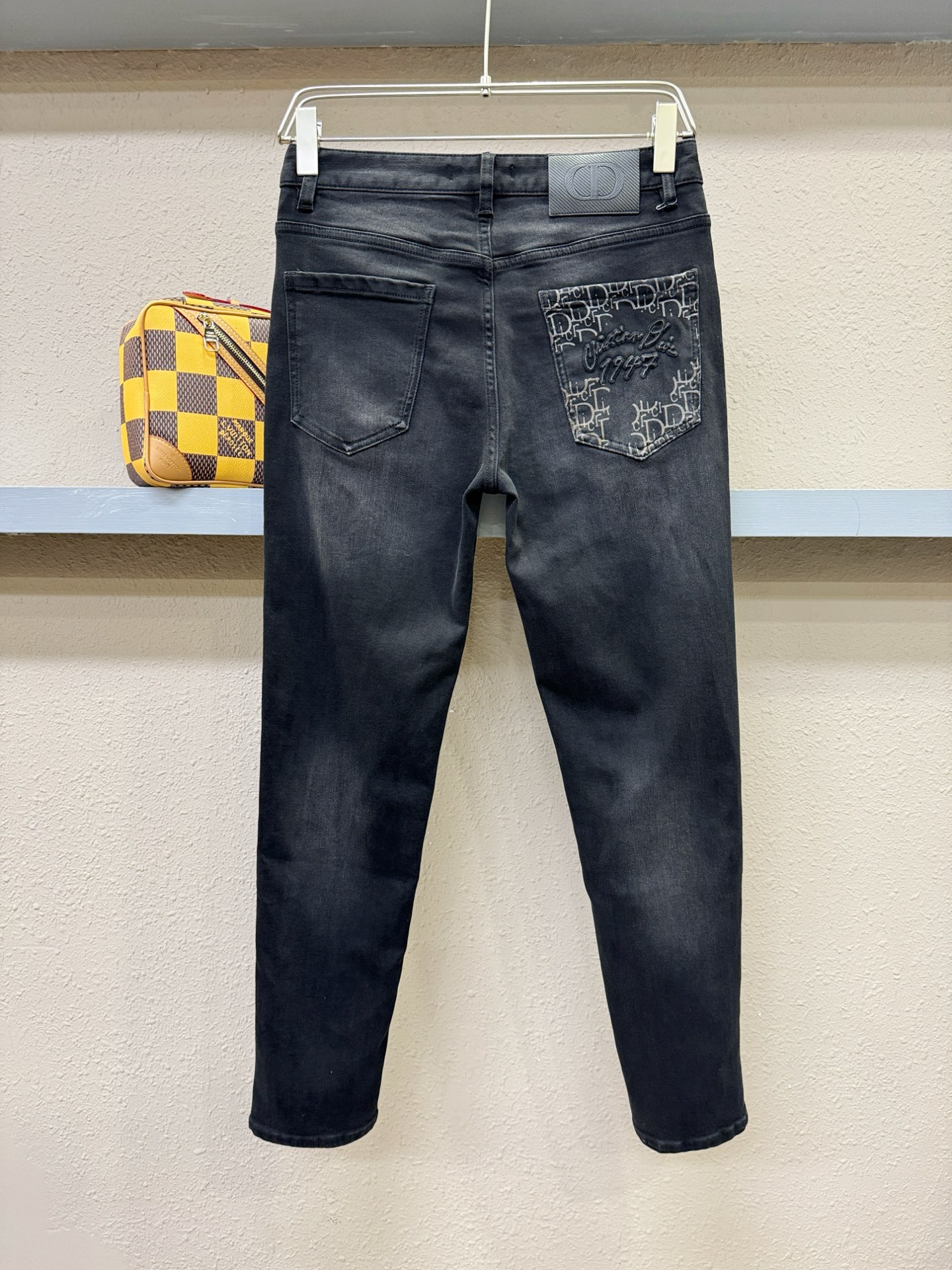 Dior迪奥 2025专柜新品，原版牛仔裤 原版重工打造，品牌经典LOGO设计，三标齐全！原版五金辅料。