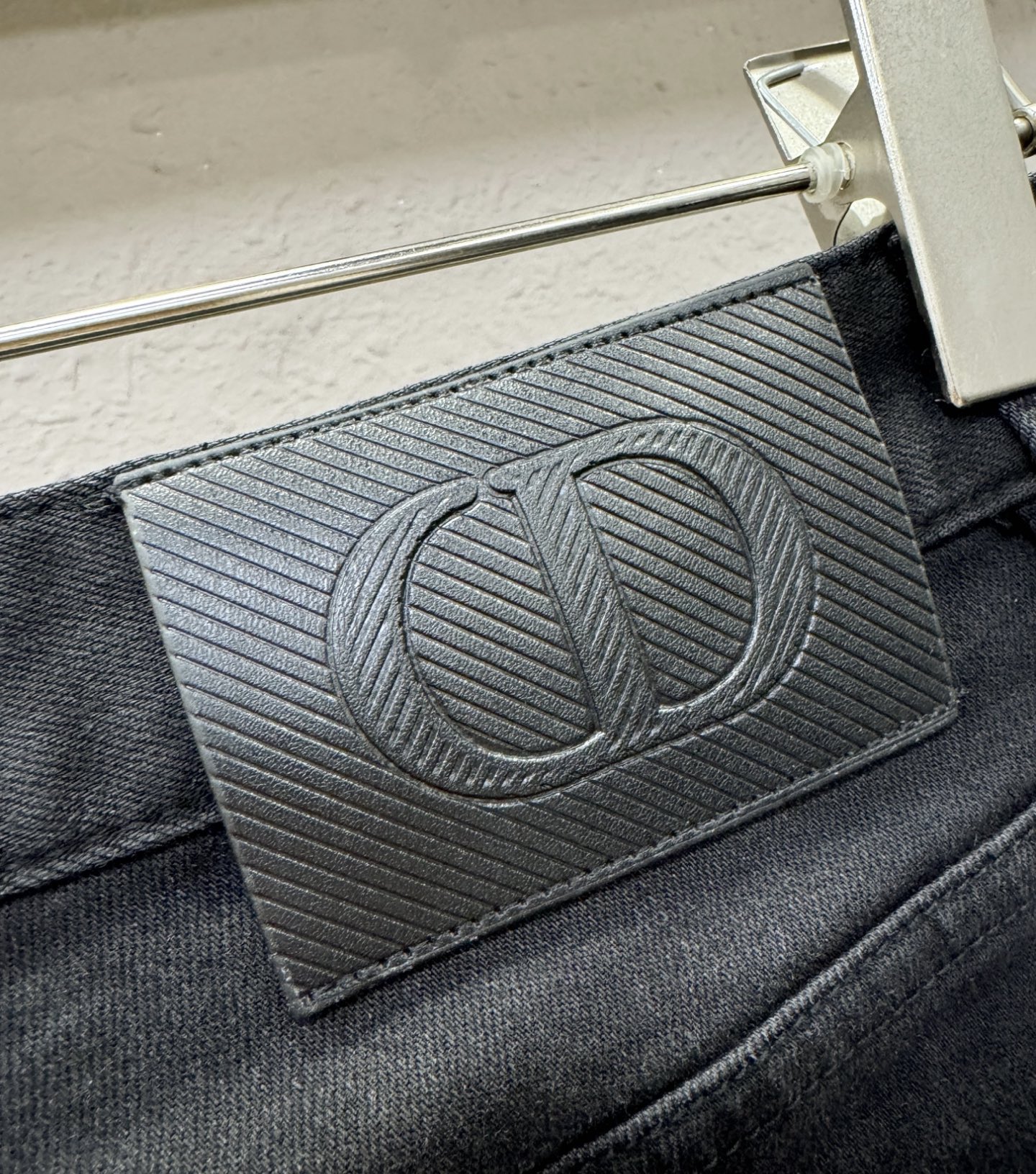 Dior迪奥 2025专柜新品，原版牛仔裤 原版重工打造，品牌经典LOGO设计，三标齐全！原版五金辅料。