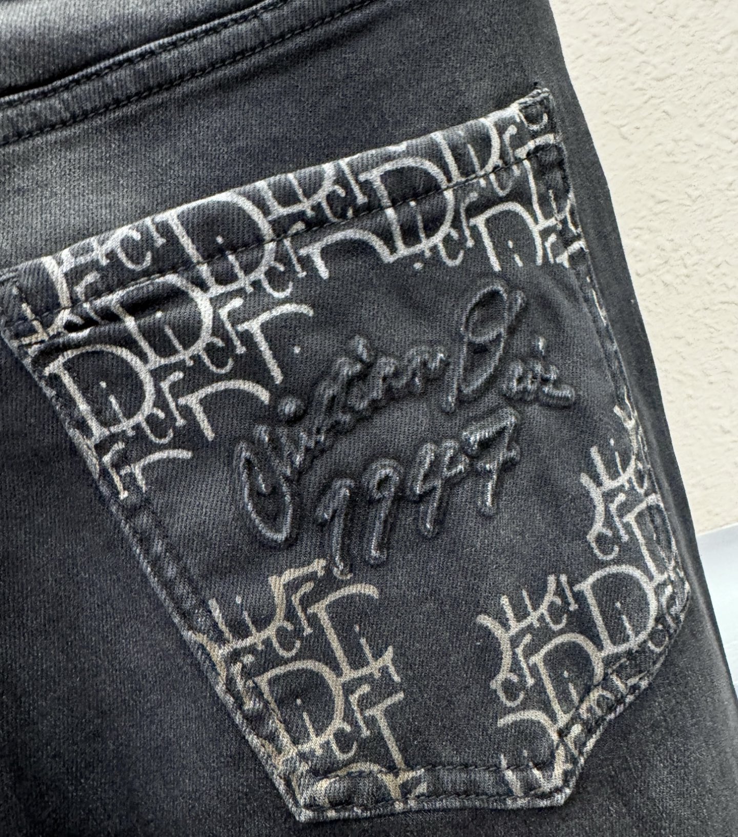 Dior迪奥 2025专柜新品，原版牛仔裤 原版重工打造，品牌经典LOGO设计，三标齐全！原版五金辅料。