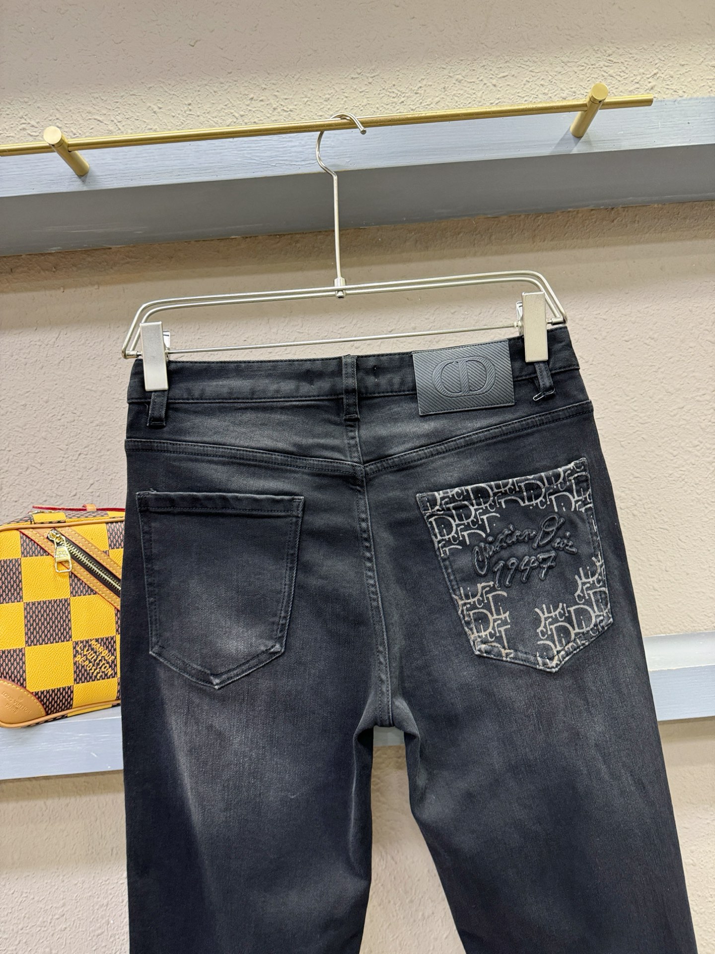 Dior迪奥 2025专柜新品，原版牛仔裤 原版重工打造，品牌经典LOGO设计，三标齐全！原版五金辅料。