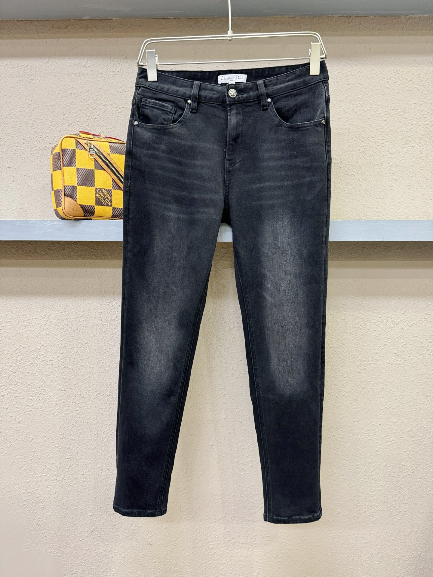 Dior迪奥 2025专柜新品，原版牛仔裤 原版重工打造，品牌经典LOGO设计，三标齐全！原版五金辅料。