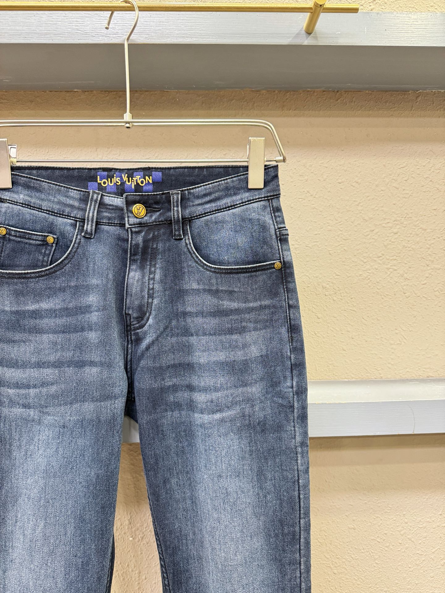 LV路易威登 2025专柜新品，原版牛仔裤 原版重工打造，品牌经典LOGO设计，三标齐全！原版五金辅料。