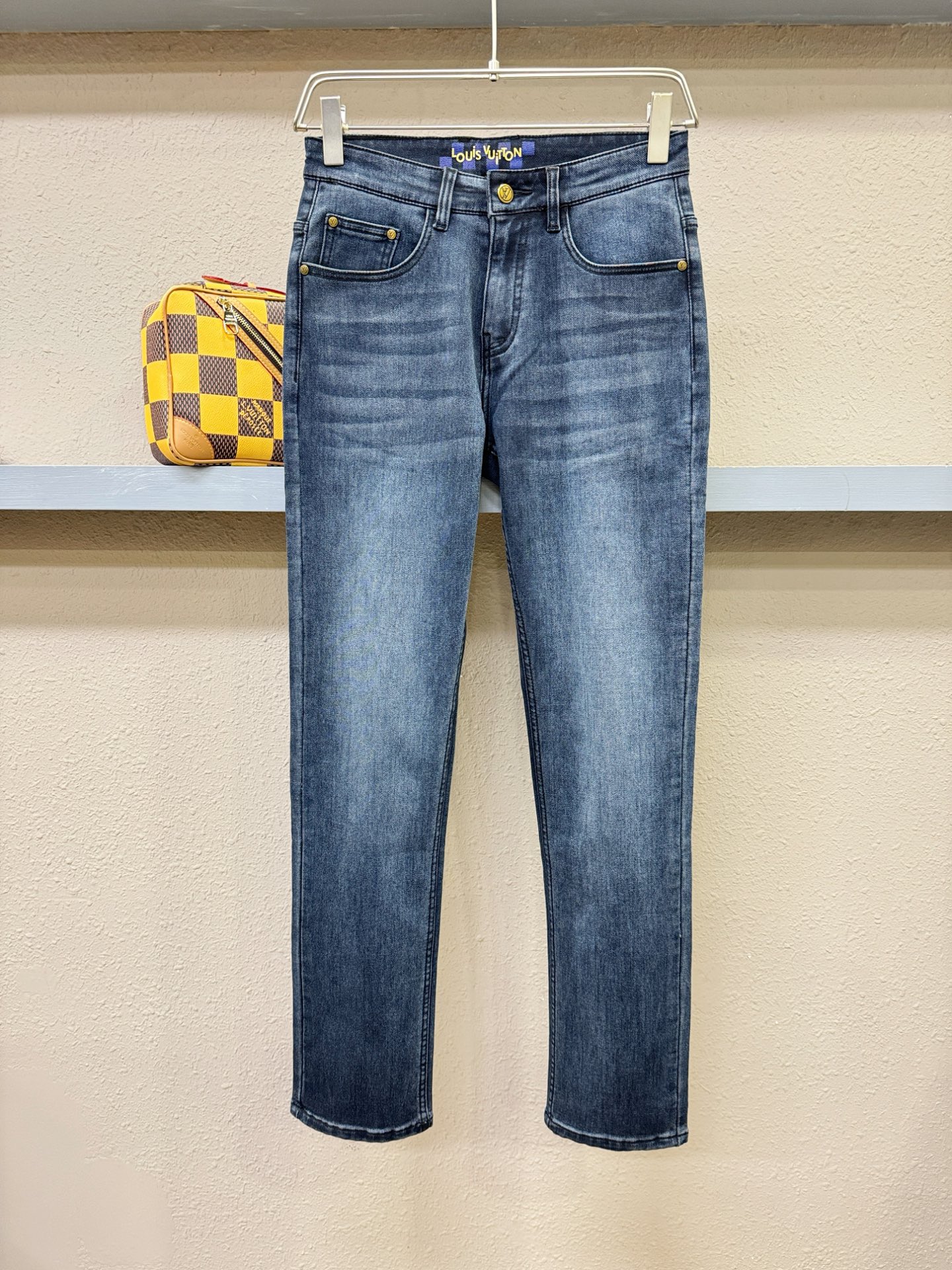 LV路易威登 2025专柜新品，原版牛仔裤 原版重工打造，品牌经典LOGO设计，三标齐全！原版五金辅料。