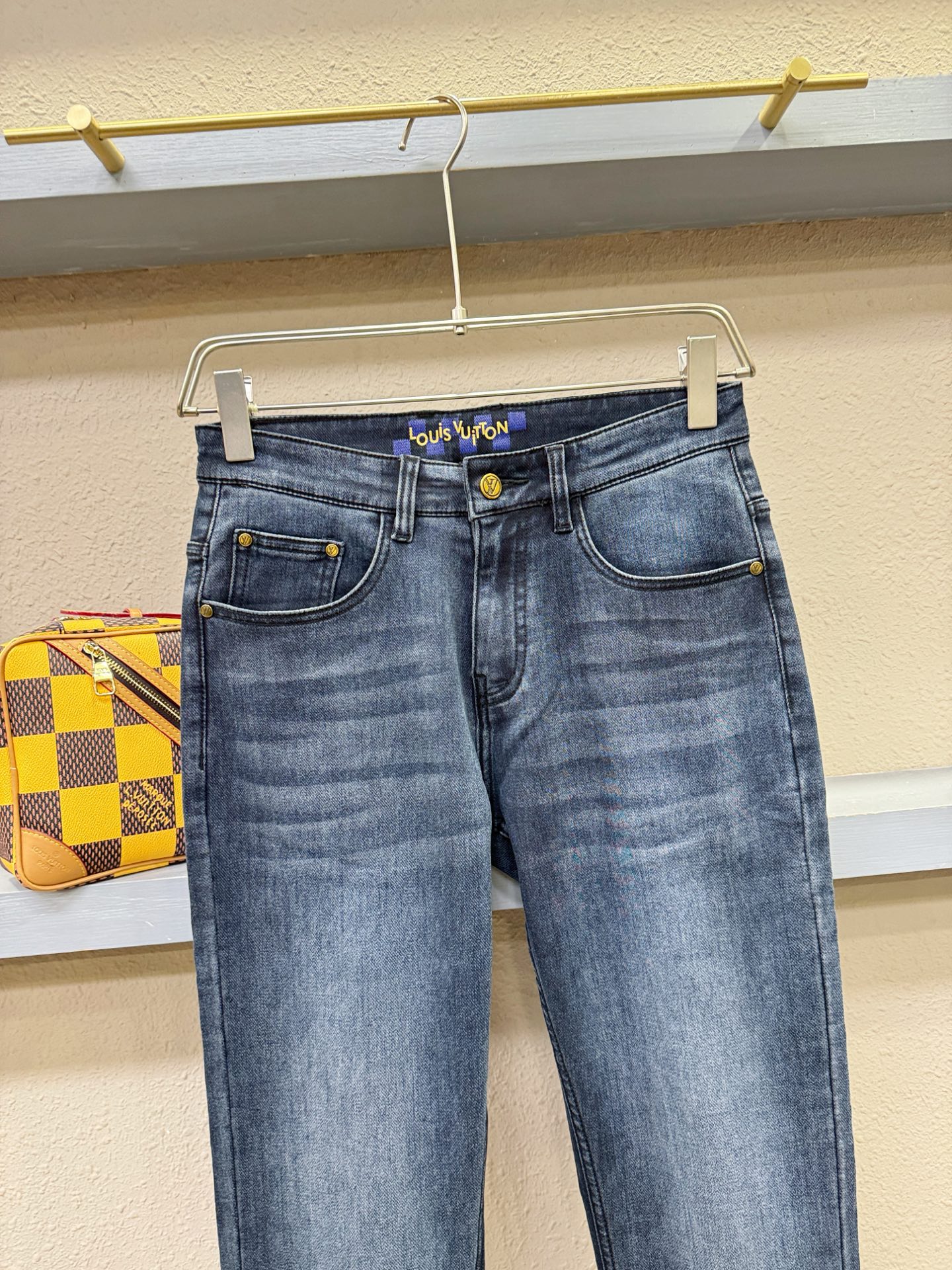 LV路易威登 2025专柜新品，原版牛仔裤 原版重工打造，品牌经典LOGO设计，三标齐全！原版五金辅料。