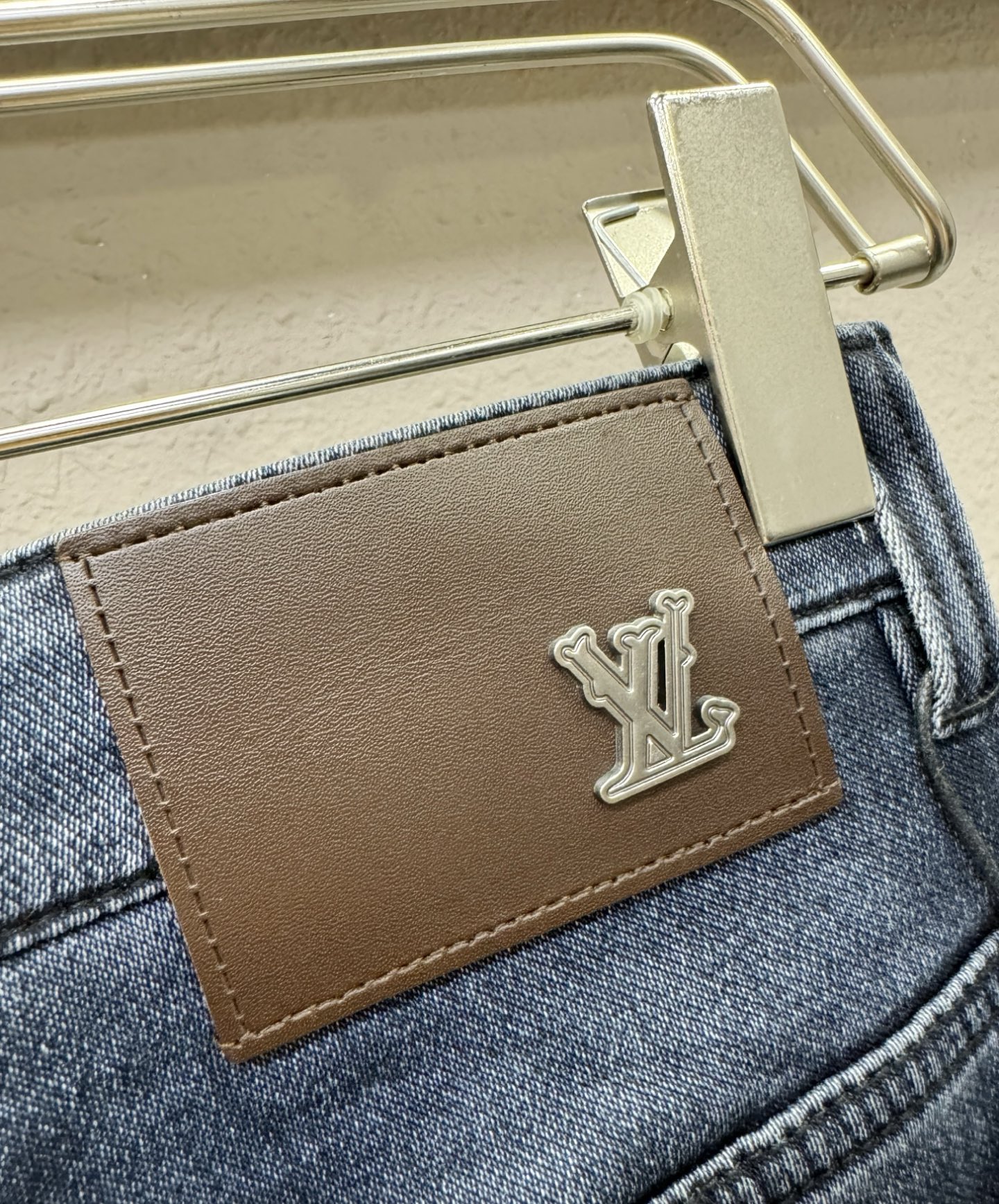 LV路易威登 2025专柜新品，原版牛仔裤 原版重工打造，品牌经典LOGO设计，三标齐全！原版五金辅料。