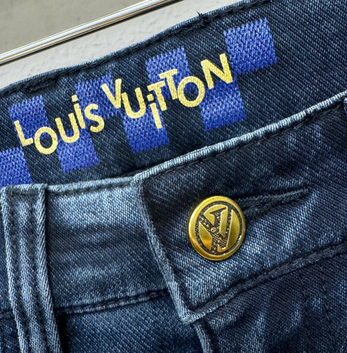 LV路易威登 2025专柜新品，原版牛仔裤 原版重工打造，品牌经典LOGO设计，三标齐全！原版五金辅料。