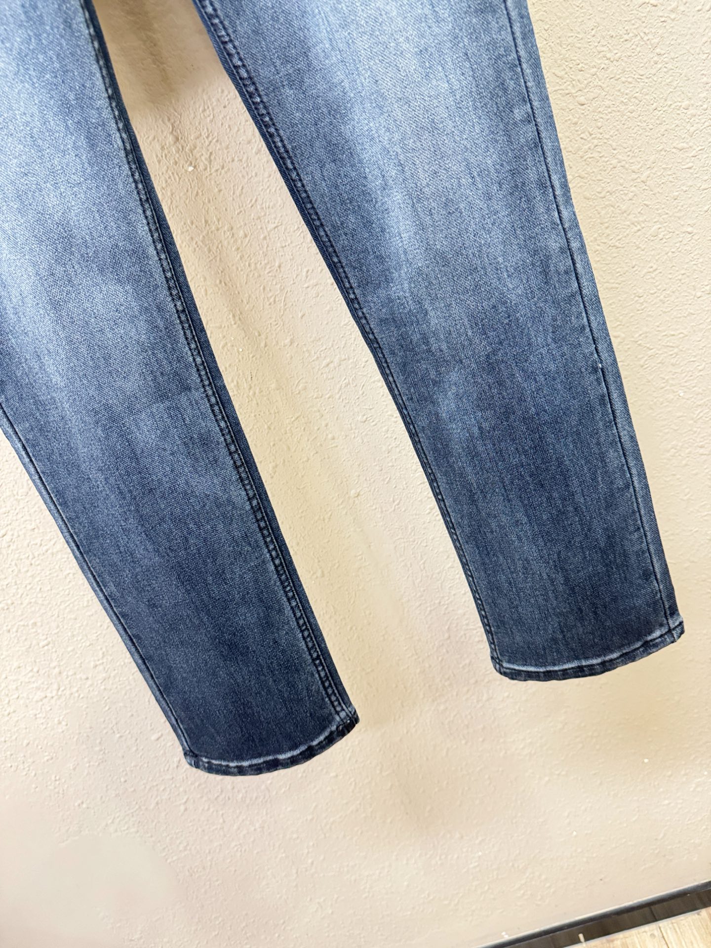 LV路易威登 2025专柜新品，原版牛仔裤 原版重工打造，品牌经典LOGO设计，三标齐全！原版五金辅料。