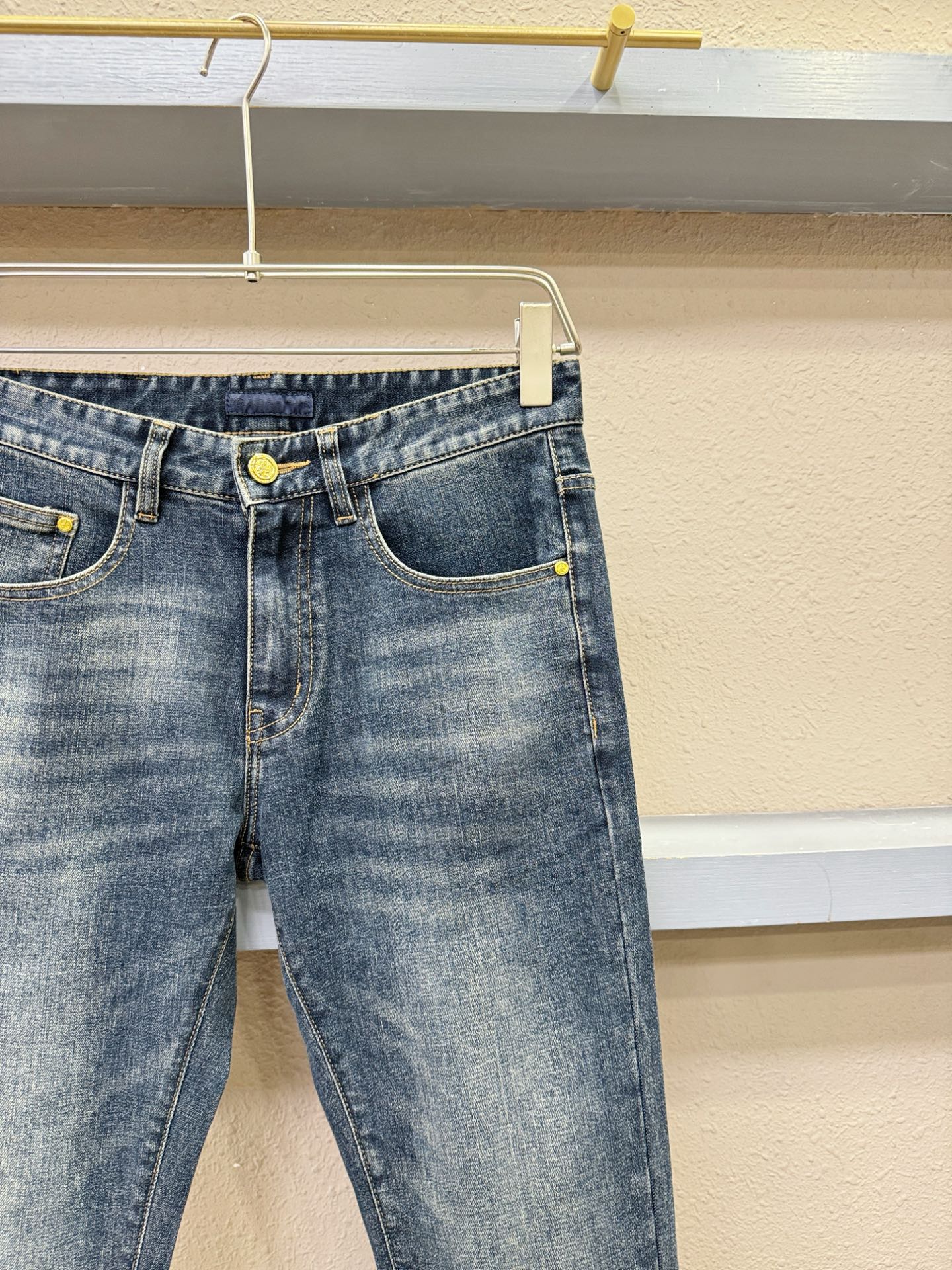 PRADA 普拉达 2025专柜新品，原版牛仔裤 原版重工打造，品牌经典LOGO设计，三标齐全！原版五金