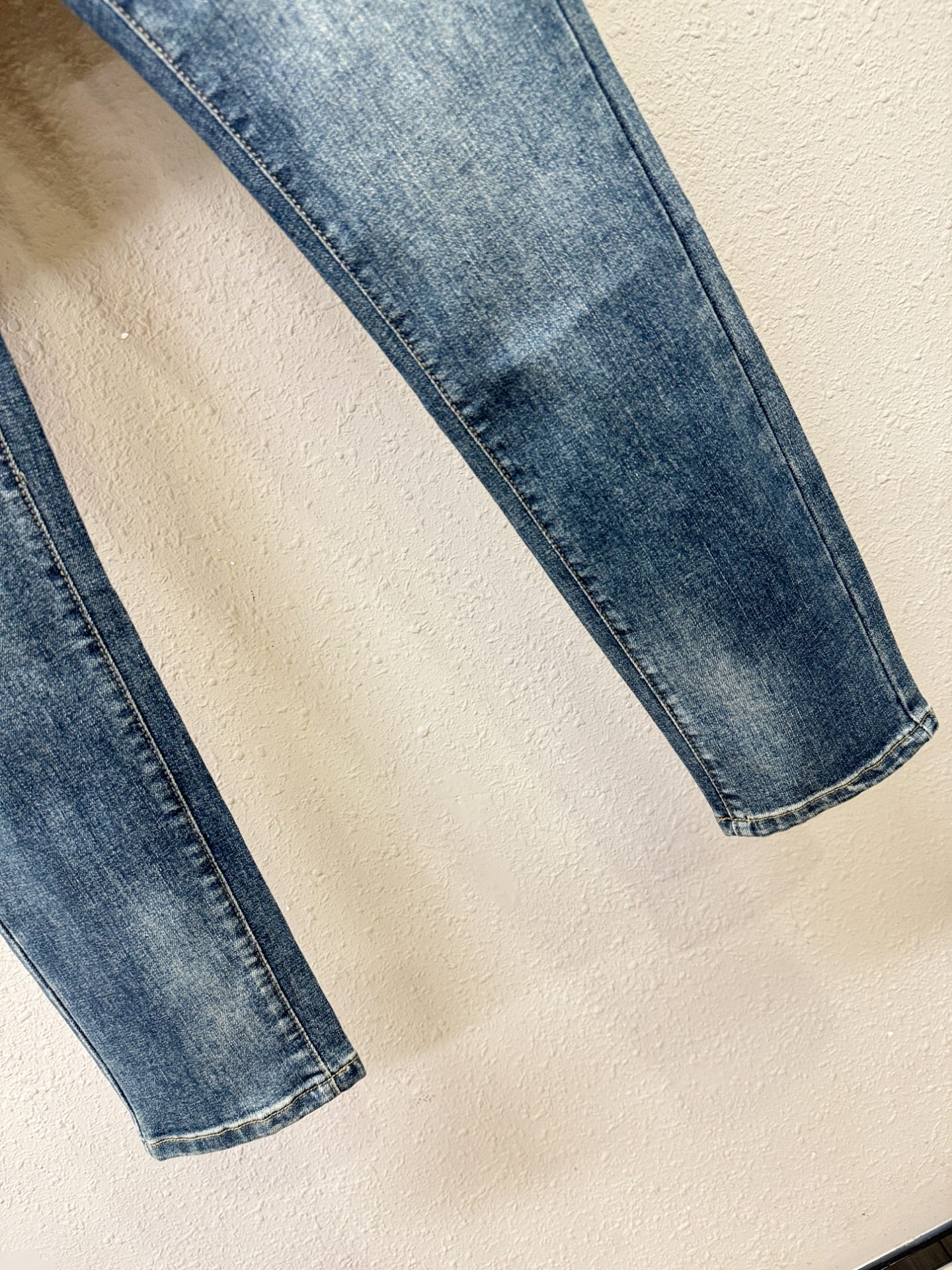 PRADA 普拉达 2025专柜新品，原版牛仔裤 原版重工打造，品牌经典LOGO设计，三标齐全！原版五金