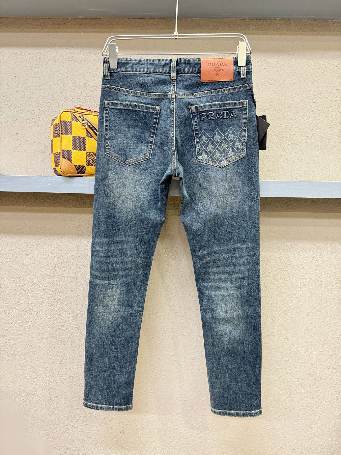 PRADA 普拉达 2025专柜新品，原版牛仔裤 原版重工打造，品牌经典LOGO设计，三标齐全！原版五金