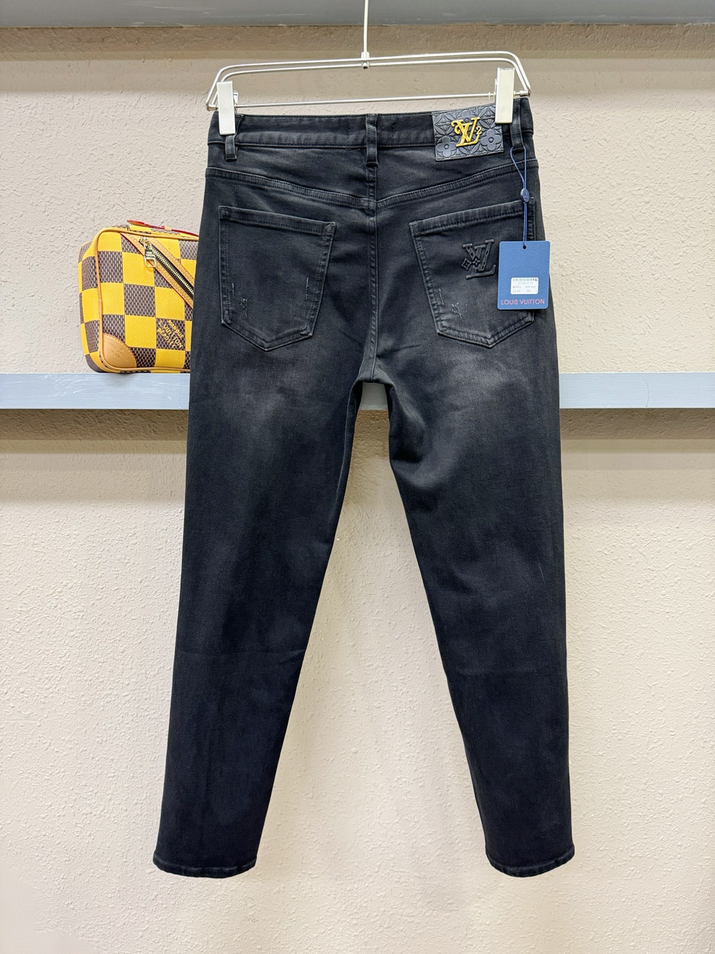 LV 2025专柜新品，原版牛仔裤 原版重工打造，品牌经典LOGO设计，三标齐全！原版五金辅料。专柜定制