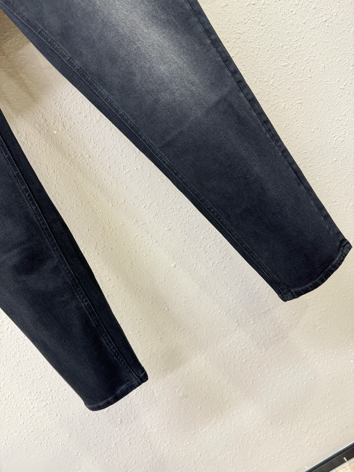 LV 2025专柜新品，原版牛仔裤 原版重工打造，品牌经典LOGO设计，三标齐全！原版五金辅料。专柜定制