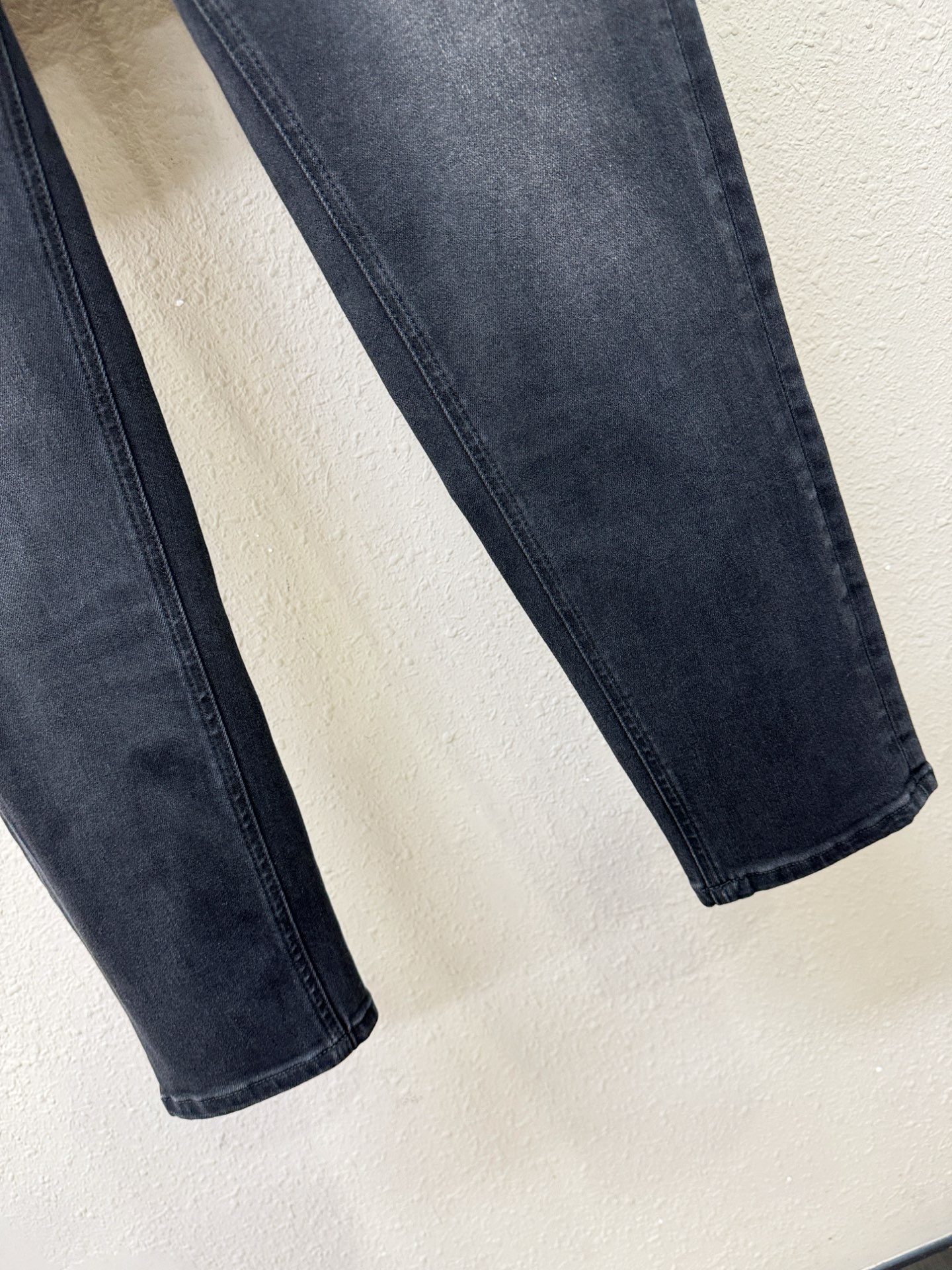 LV 2025专柜新品，原版牛仔裤 原版重工打造，品牌经典LOGO设计，三标齐全！原版五金辅料。专柜定制